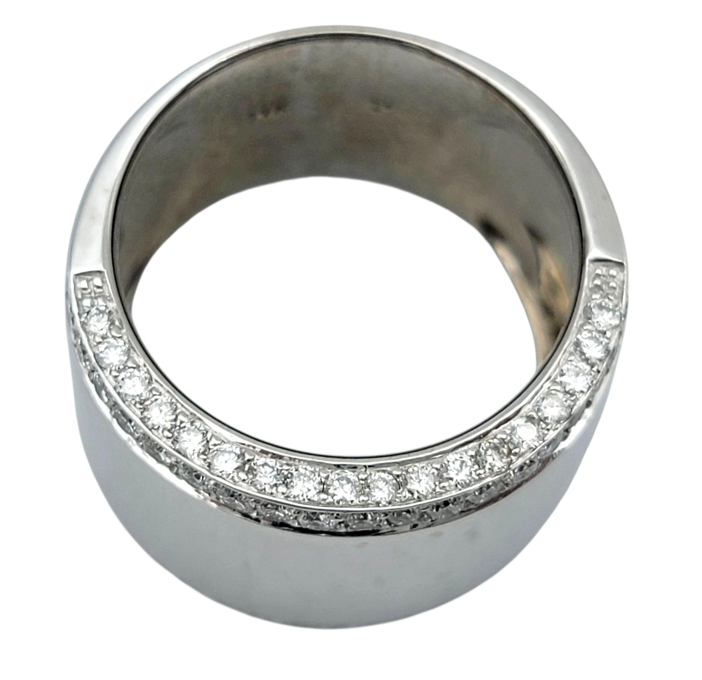 Anello a fascia larga con diamante Pavé e bordo a sigaro in oro bianco lucido 14 carati In condizioni buone in vendita a Scottsdale, AZ