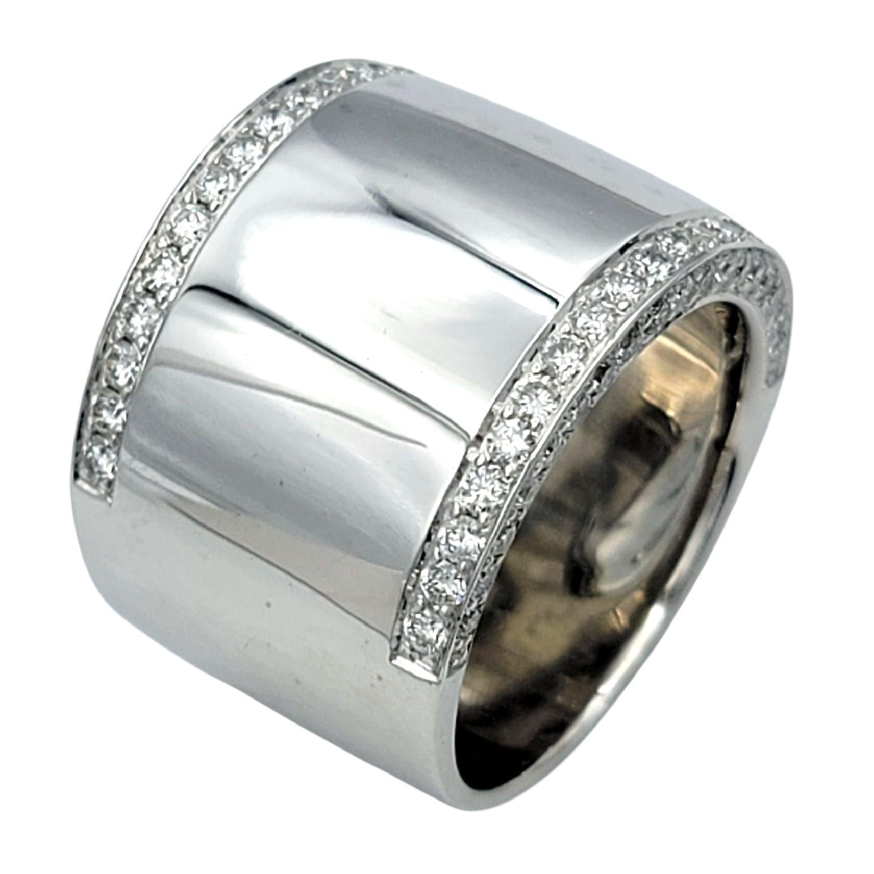 da uomo o donna Anello a fascia larga con diamante Pavé e bordo a sigaro in oro bianco lucido 14 carati in vendita