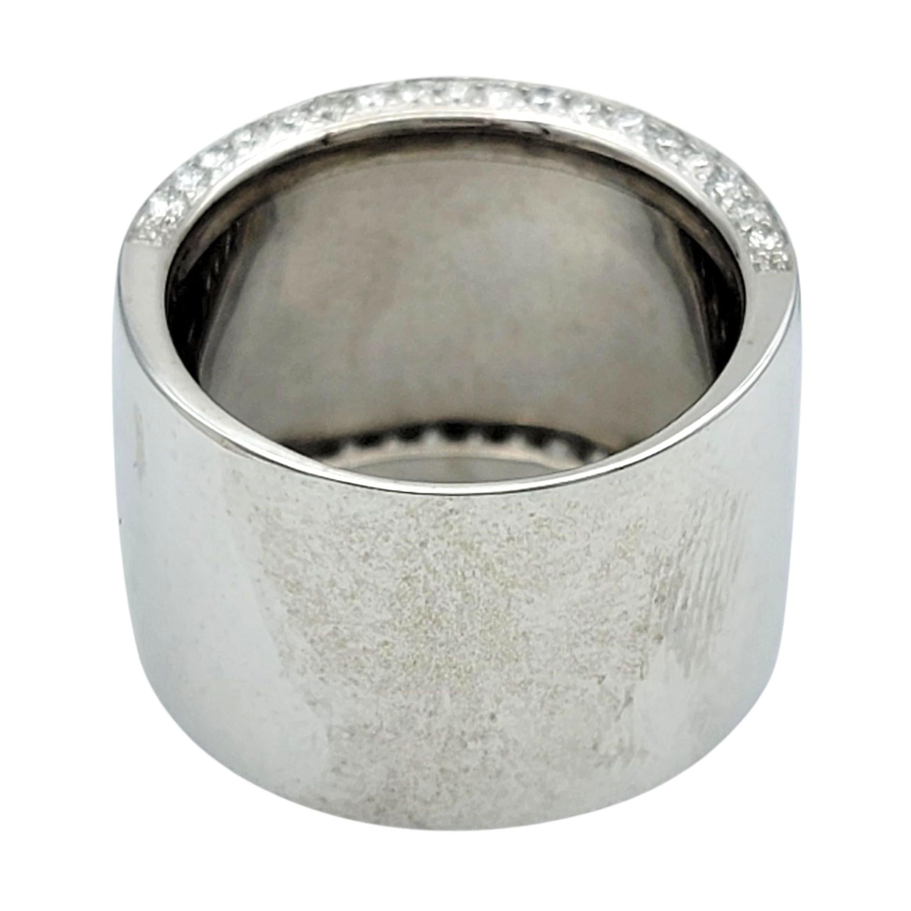 Anello a fascia larga con diamante Pavé e bordo a sigaro in oro bianco lucido 14 carati in vendita 1