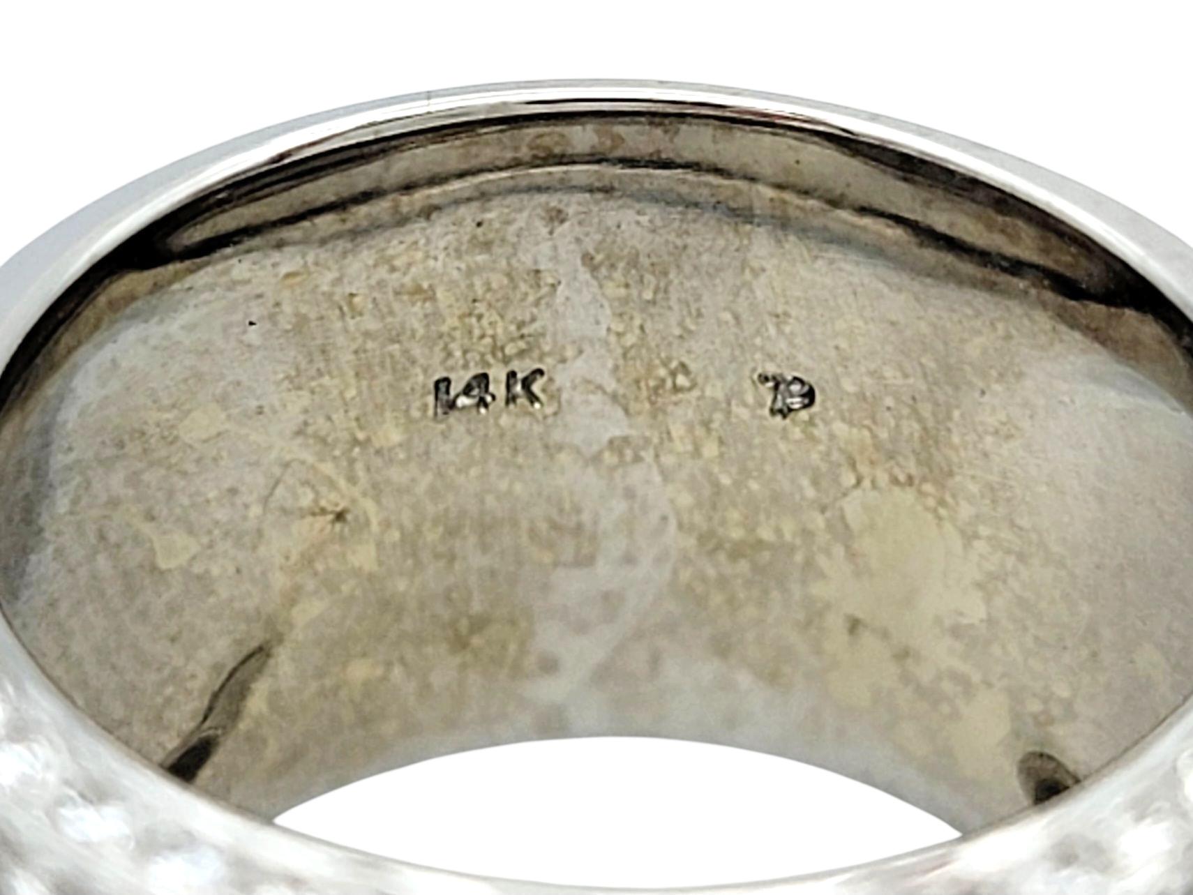 Anello a fascia larga con diamante Pavé e bordo a sigaro in oro bianco lucido 14 carati in vendita 2