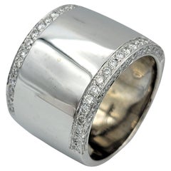 Pavé Diamond Edged Wide Cigar Band Ring in poliertem 14 Karat Weißgold