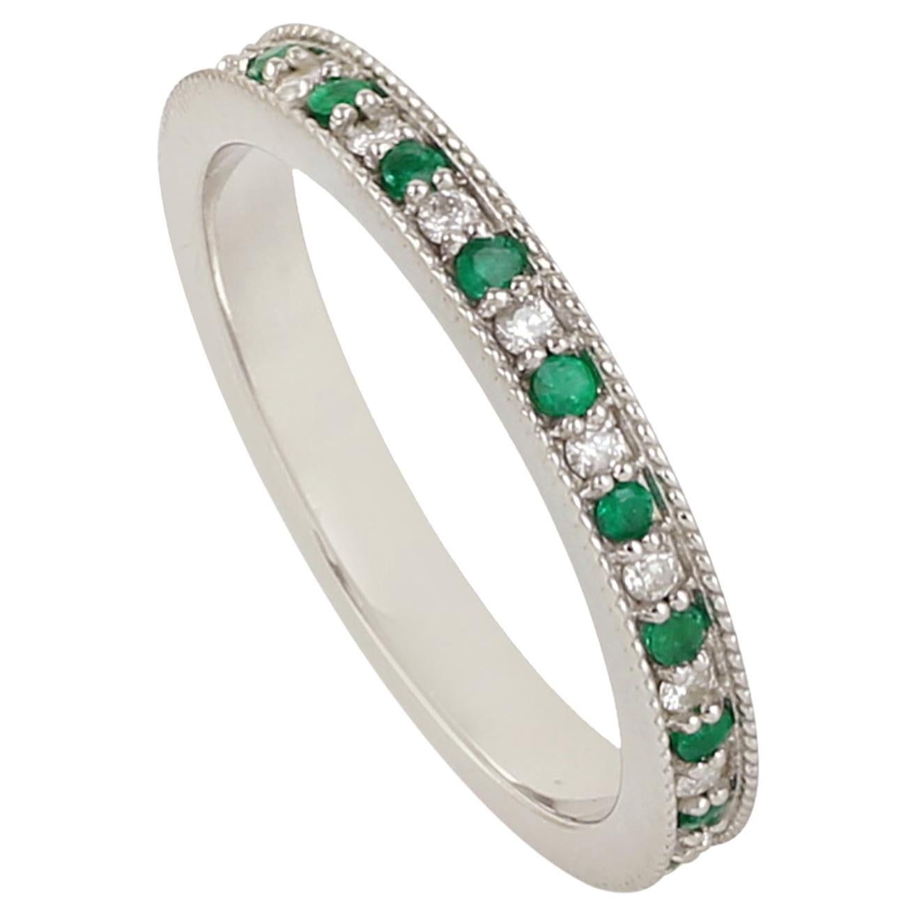 Bague en or blanc 14 carats avec diamants pavés et émeraudes en Channel Set en vente
