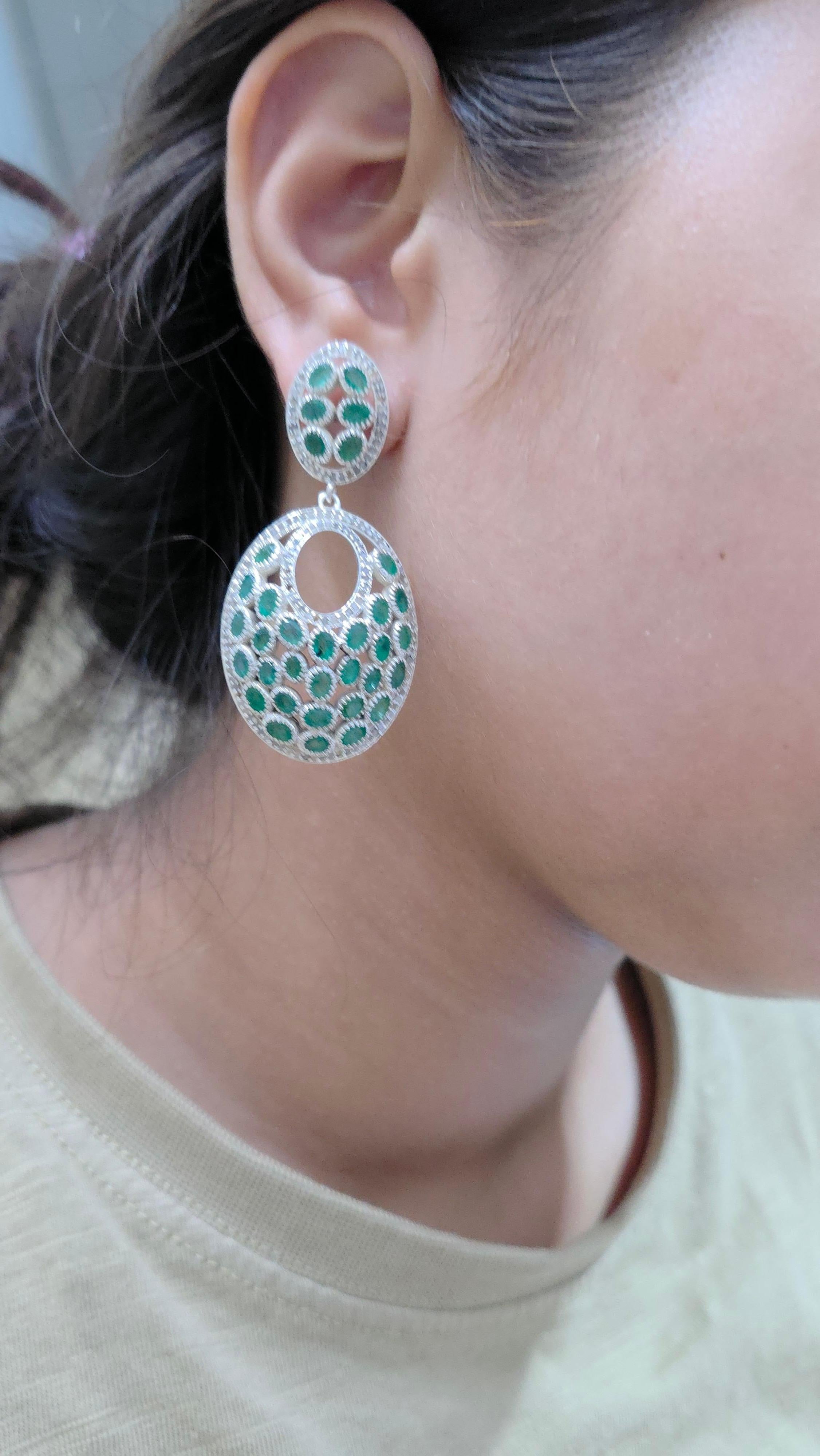 Art Déco Orecchino Pave Diamond Emerald di forma ovale in oro 14 ct. e  925 gAssoluto d'argento F in vendita