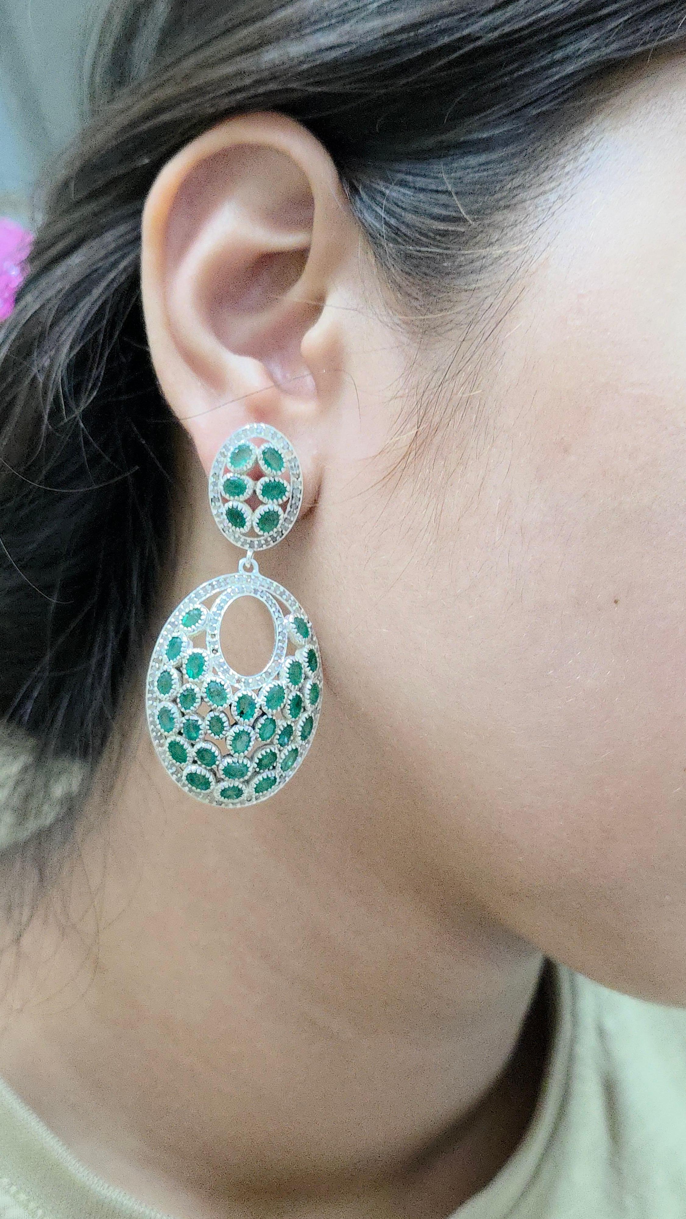 Donna Orecchino Pave Diamond Emerald di forma ovale in oro 14 ct. e  925 gAssoluto d'argento F in vendita