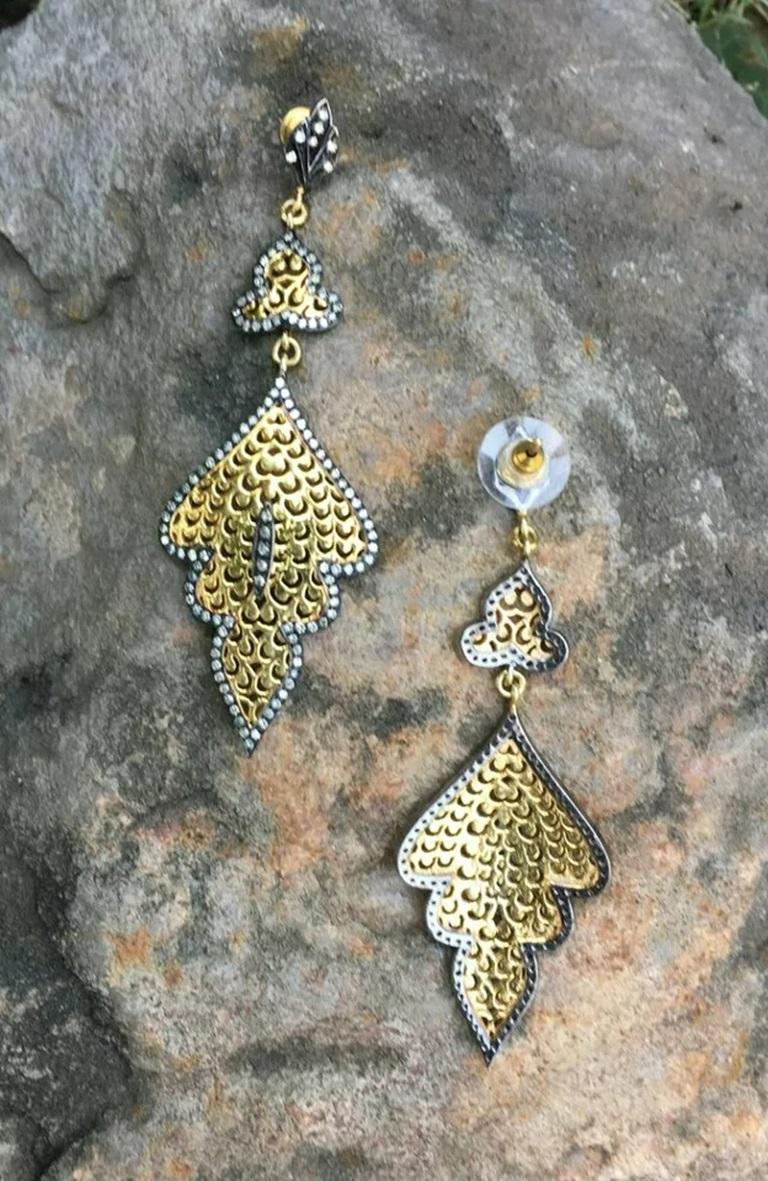 Taglio rotondo Orecchino in filigrana con pavé di diamanti in oro 14k e argento 925 in vendita