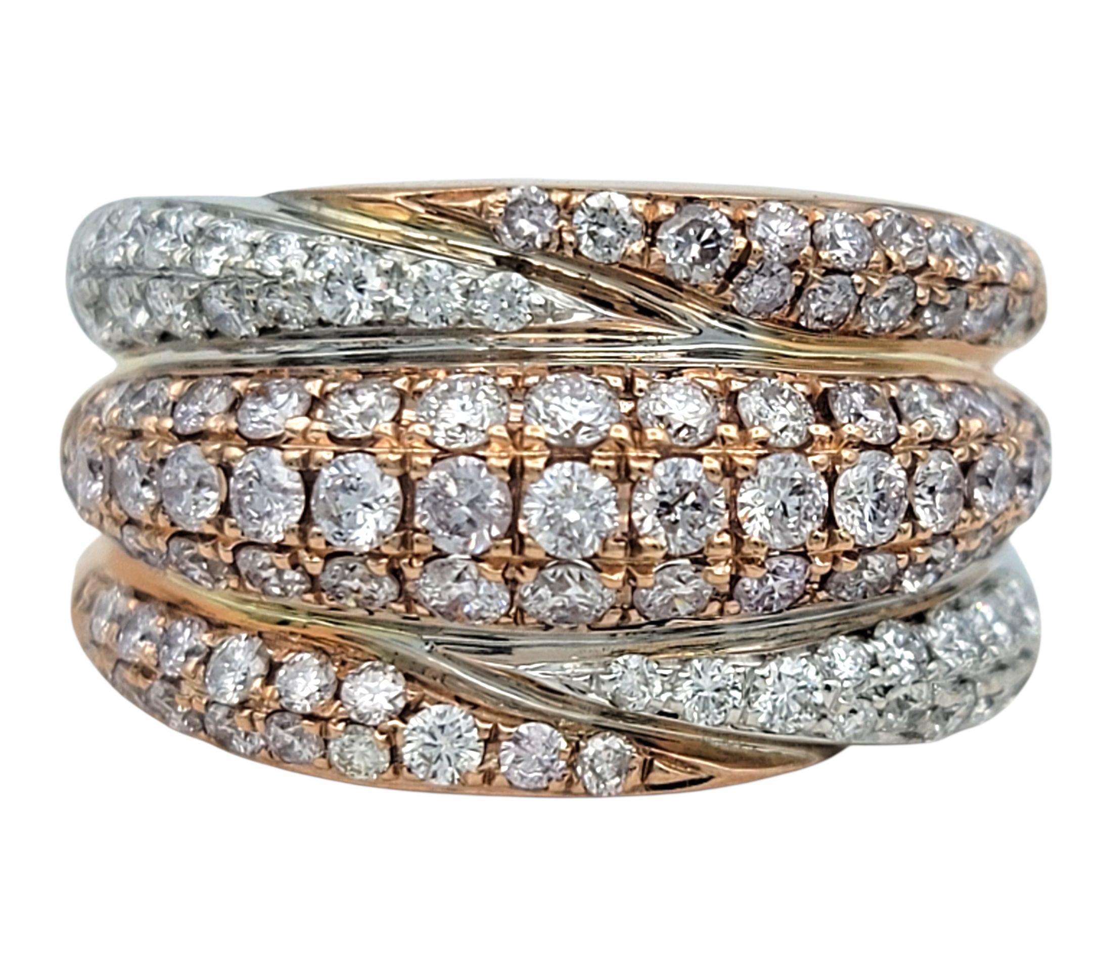Ringgröße: 7

Dieser unverwechselbare Bandring zeichnet sich durch mehrere Schichten von Brillanten aus, die in anmutigen Wellen abwechselnd auf dem Finger angeordnet sind. Die Diamanten schimmern mit elegantem Feuer und werden durch das wirbelnde,