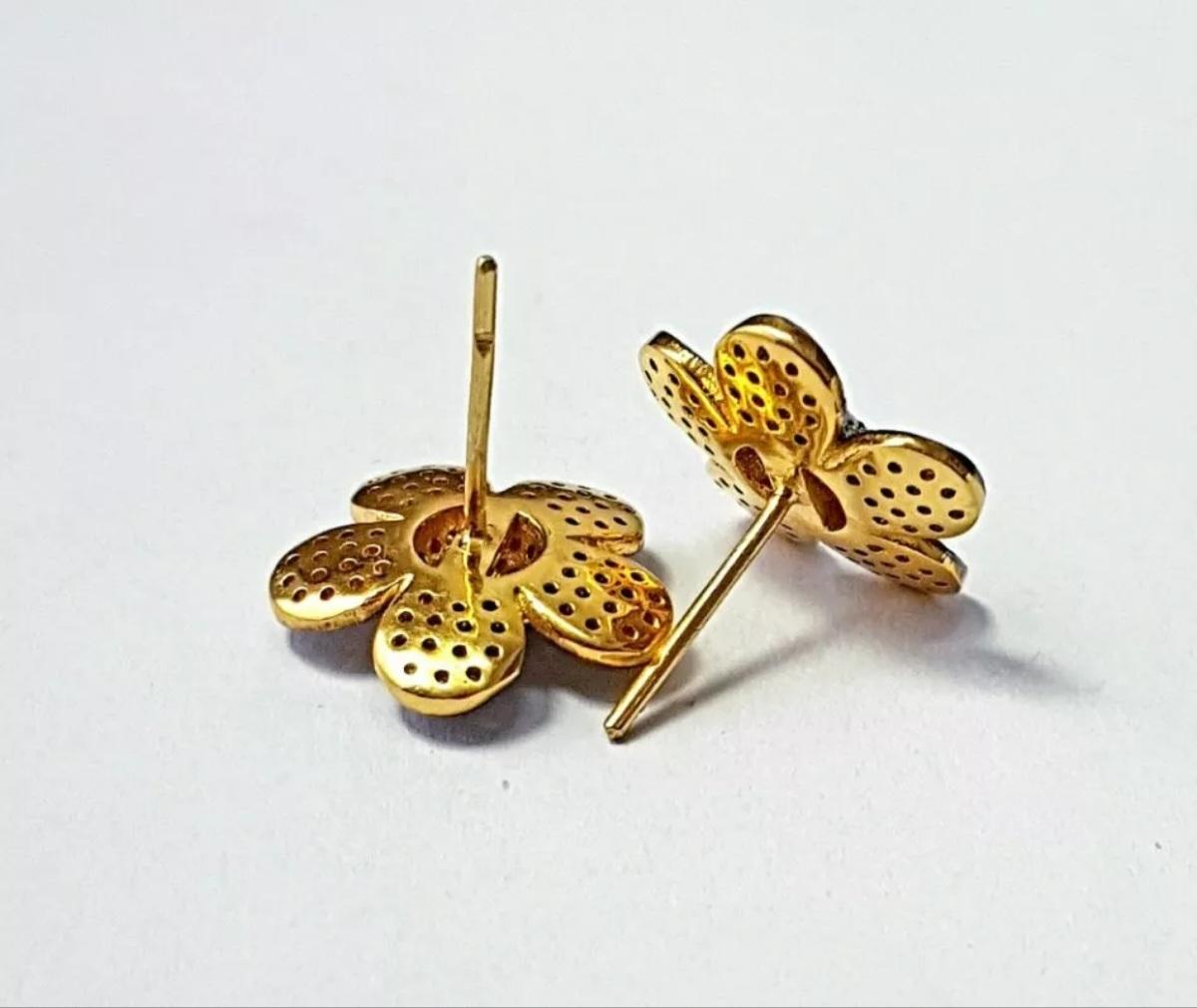 Orecchino floreale con pavé di diamanti Orecchino con perno di diamante in argento 925 Regalo di compleanno in vendita 1