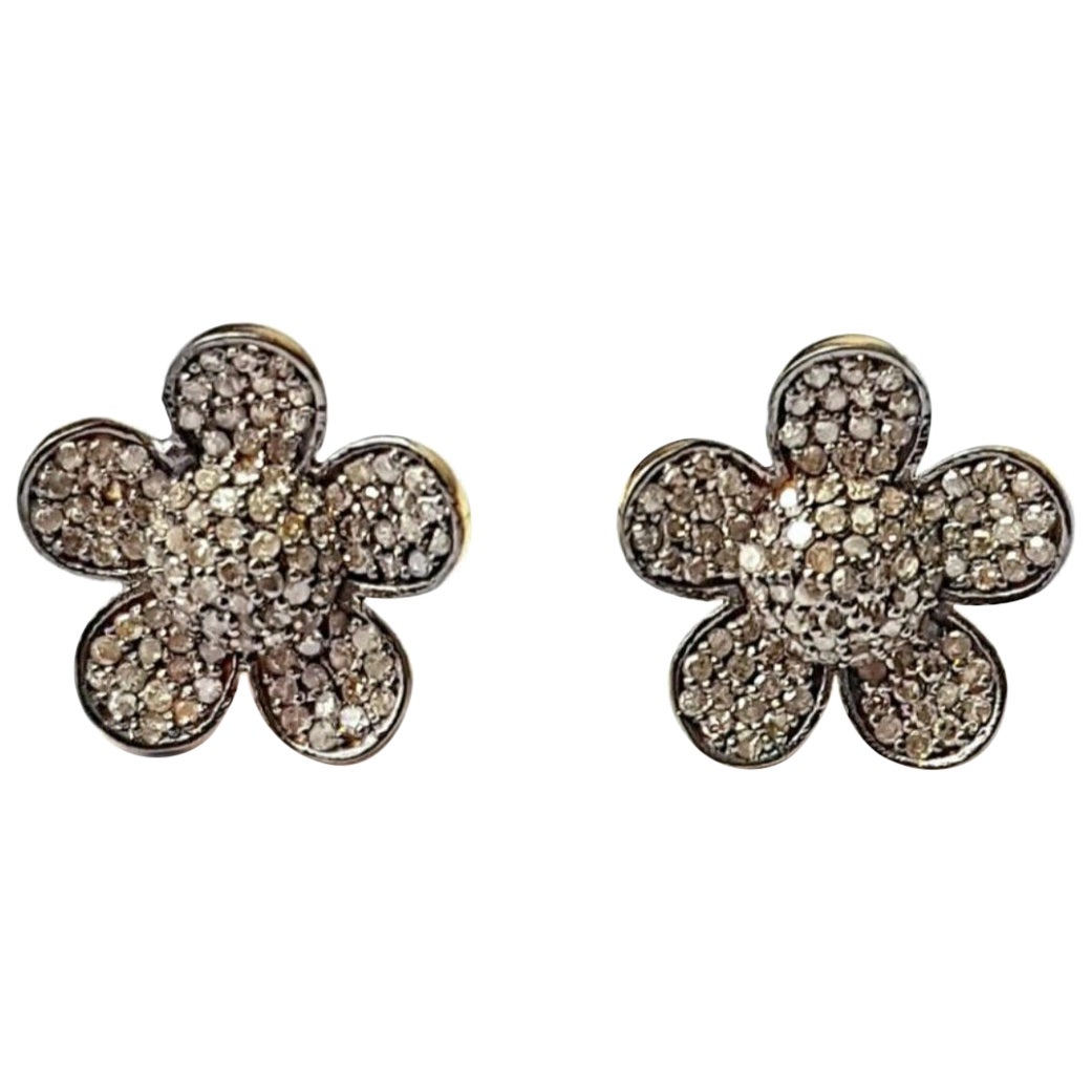 Orecchino floreale con pavé di diamanti Orecchino con perno di diamante in argento 925 Regalo di compleanno in vendita