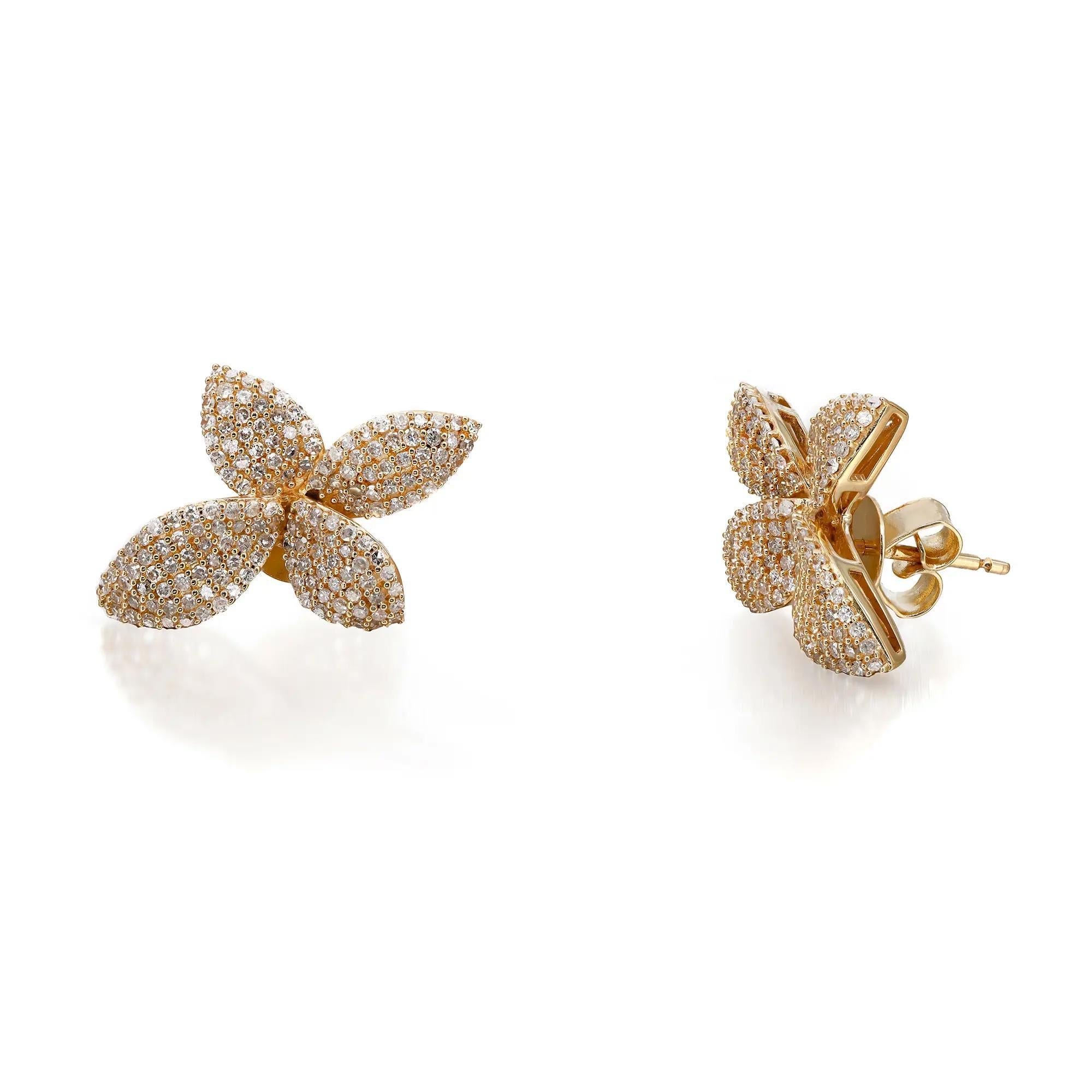 Des diamants en pleine floraison. Ces superbes boucles d'oreilles en forme de fleur de diamant sont fabriquées en or jaune 14K. Présente des diamants ronds de taille brillant en serti clos pesant 1,00 carat. Qualité du diamant : couleur I et pureté