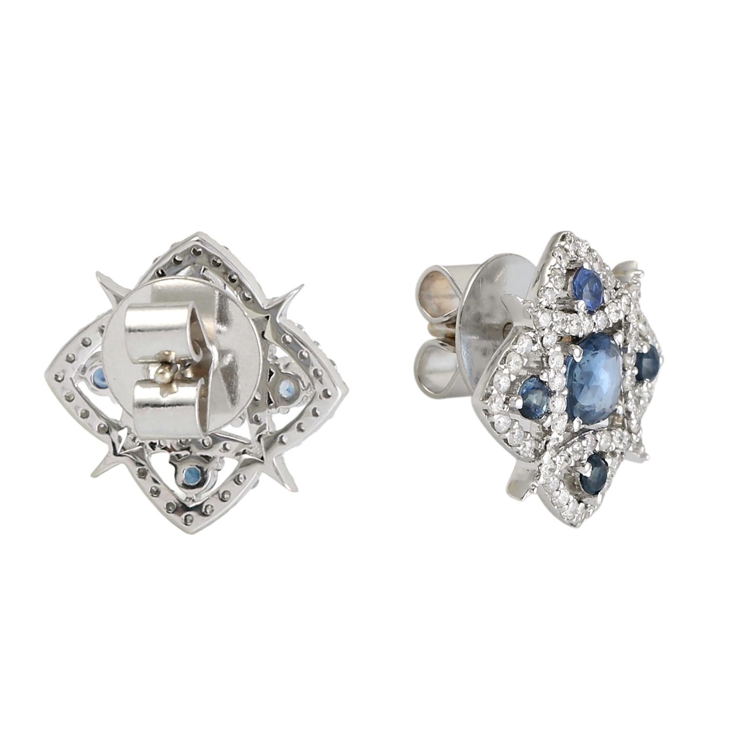 Artigiano Borchie floreali con pavé di diamanti e zaffiro blu in oro bianco 18 carati in vendita