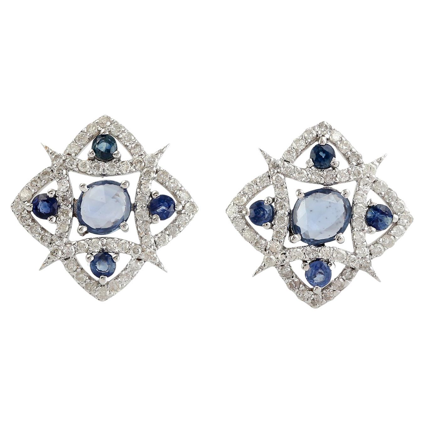 Borchie floreali con pavé di diamanti e zaffiro blu in oro bianco 18 carati