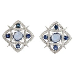 Borchie floreali con pav�é di diamanti e zaffiro blu in oro bianco 18 carati