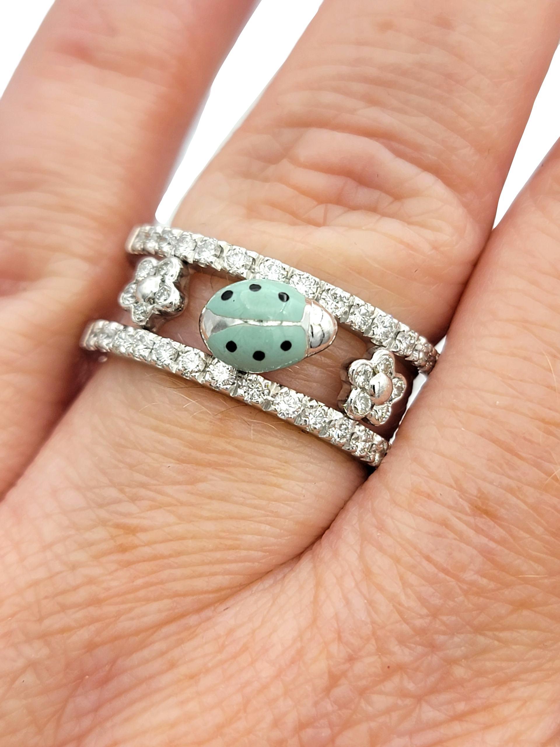 Bague à anneau fendu en or blanc 18K Pavé de fleurs en diamant et coccinelle en émail en vente 4