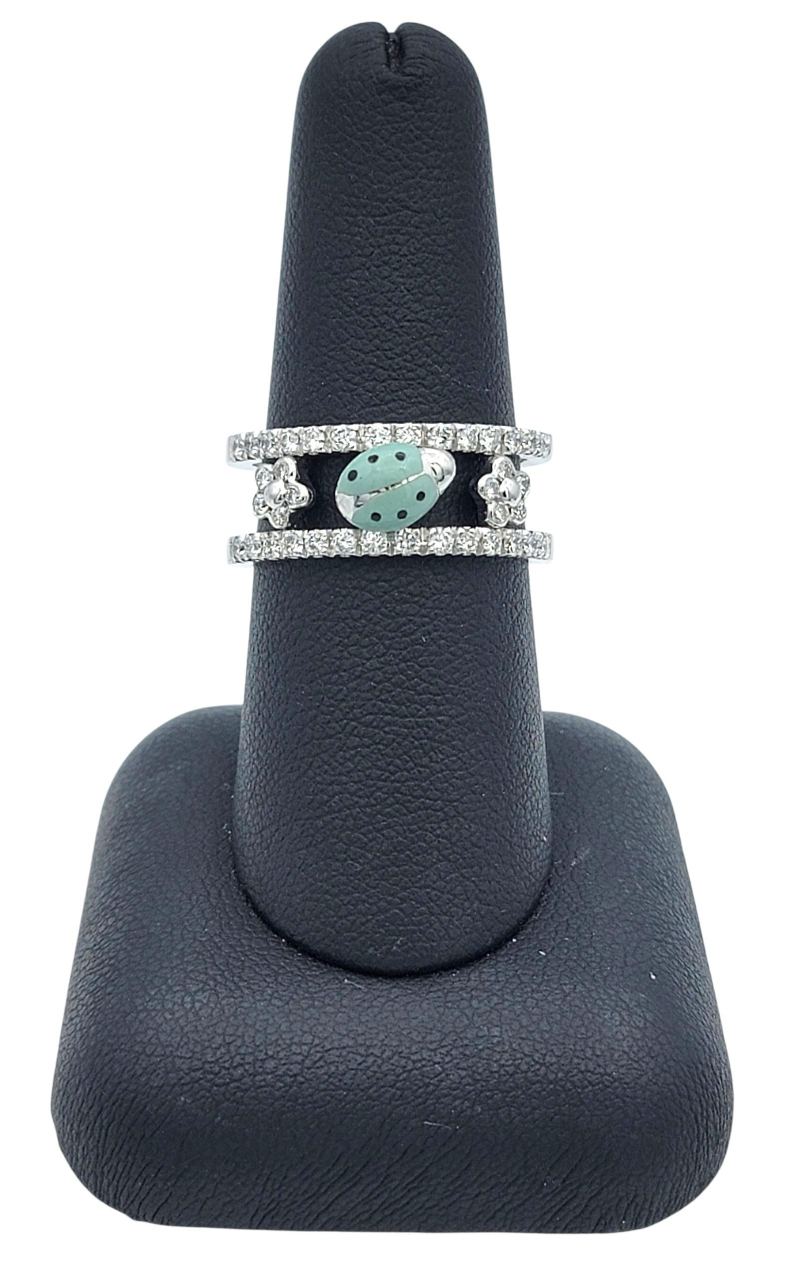 Bague à anneau fendu en or blanc 18K Pavé de fleurs en diamant et coccinelle en émail en vente 5