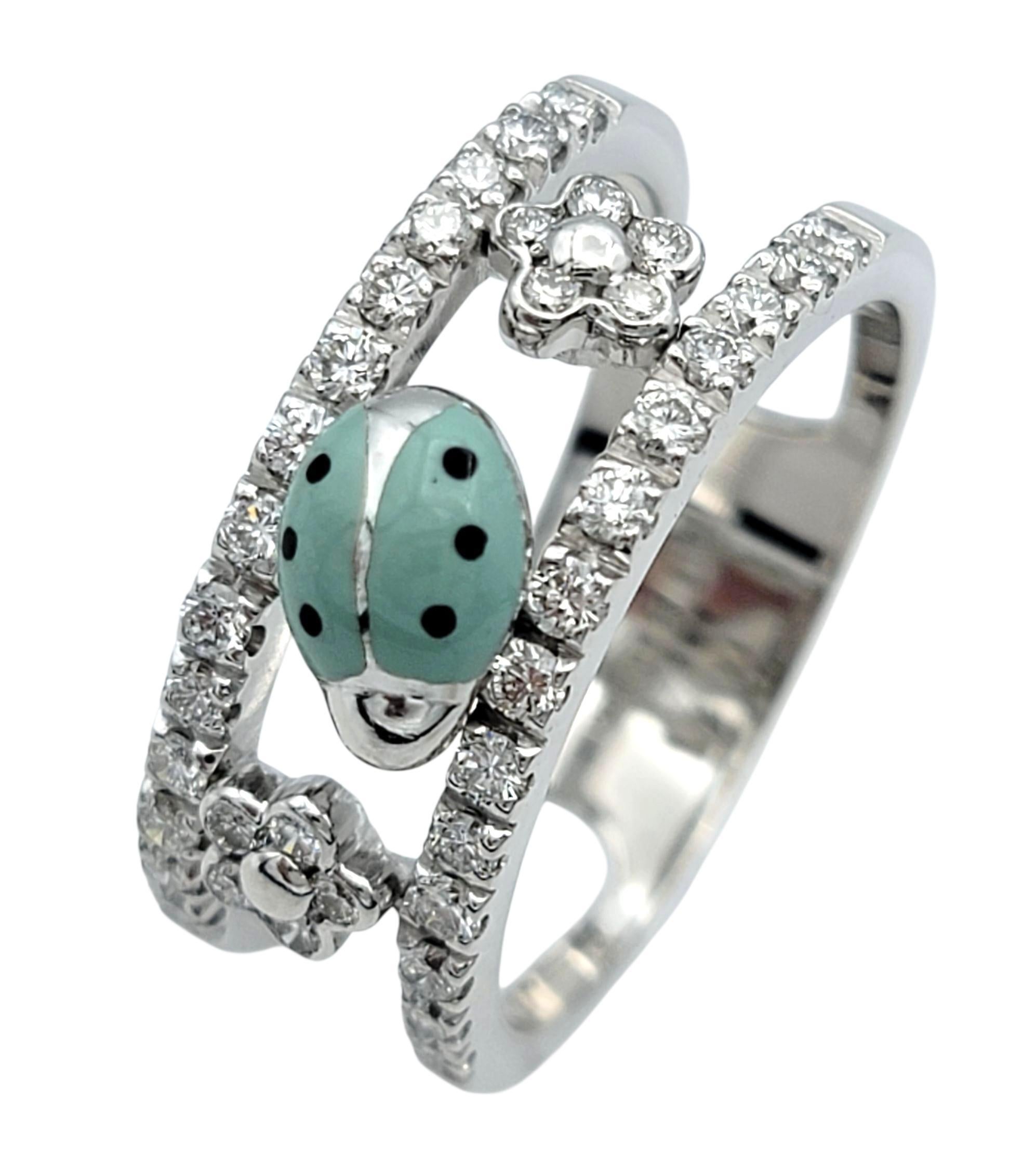 L'élégance ludique rencontre l'artisanat raffiné dans cette charmante bague coccinelle en diamant. Réalisé en or blanc 18 carats, le bracelet ouvert est délicatement rehaussé de diamants scintillants le long de chaque bord, attirant l'attention sur