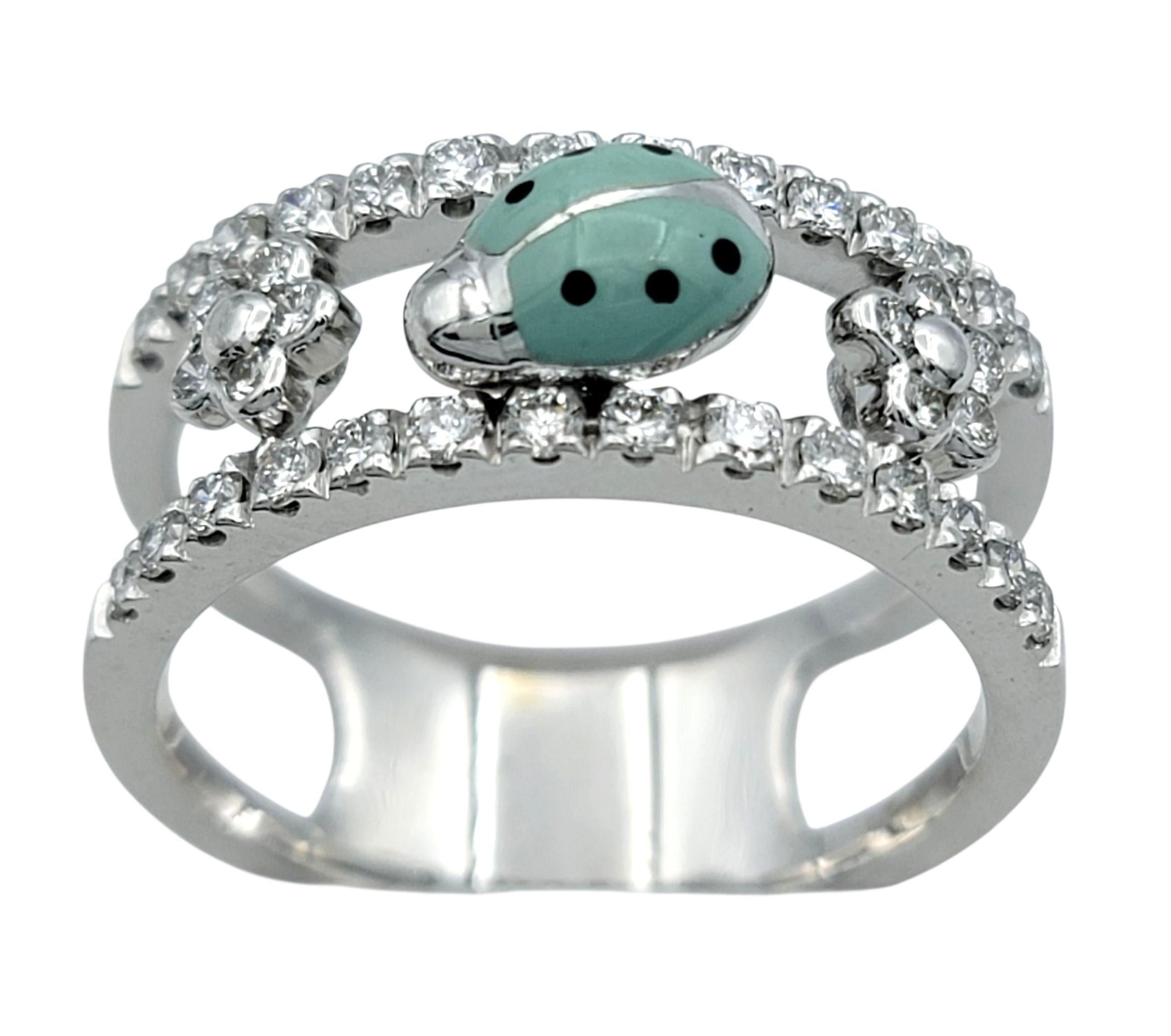 Contemporain Bague à anneau fendu en or blanc 18K Pavé de fleurs en diamant et coccinelle en émail en vente