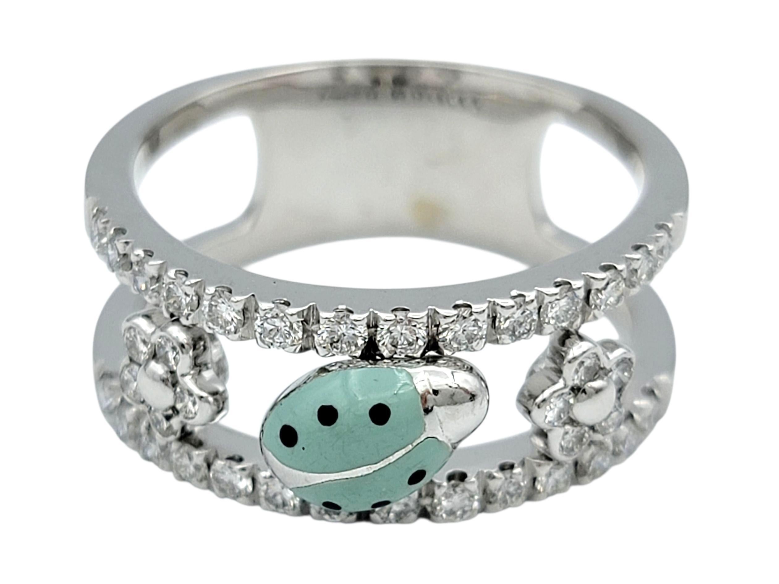 Taille brillant Bague à anneau fendu en or blanc 18K Pavé de fleurs en diamant et coccinelle en émail en vente