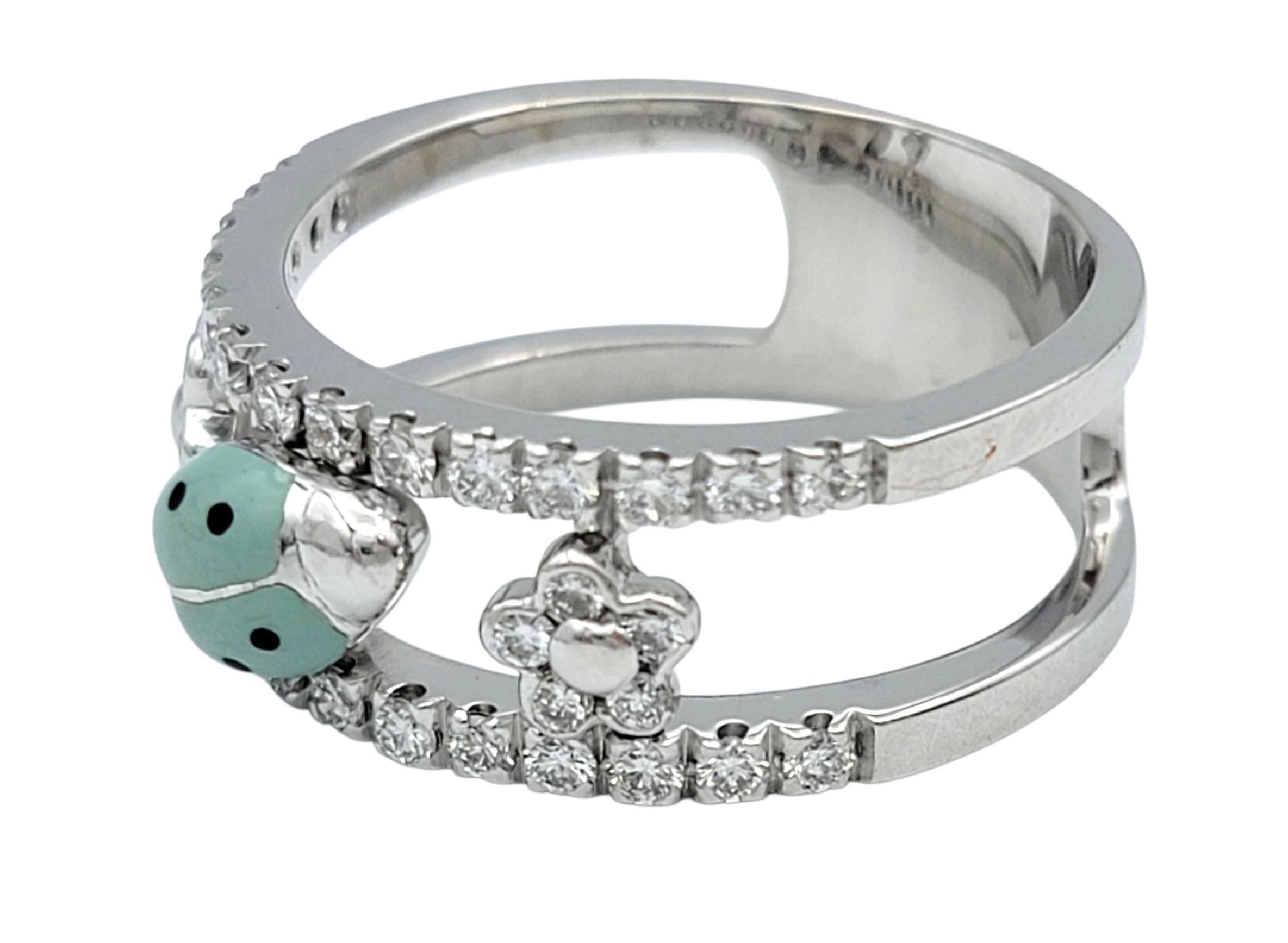 Bague à anneau fendu en or blanc 18K Pavé de fleurs en diamant et coccinelle en émail Excellent état - En vente à Scottsdale, AZ
