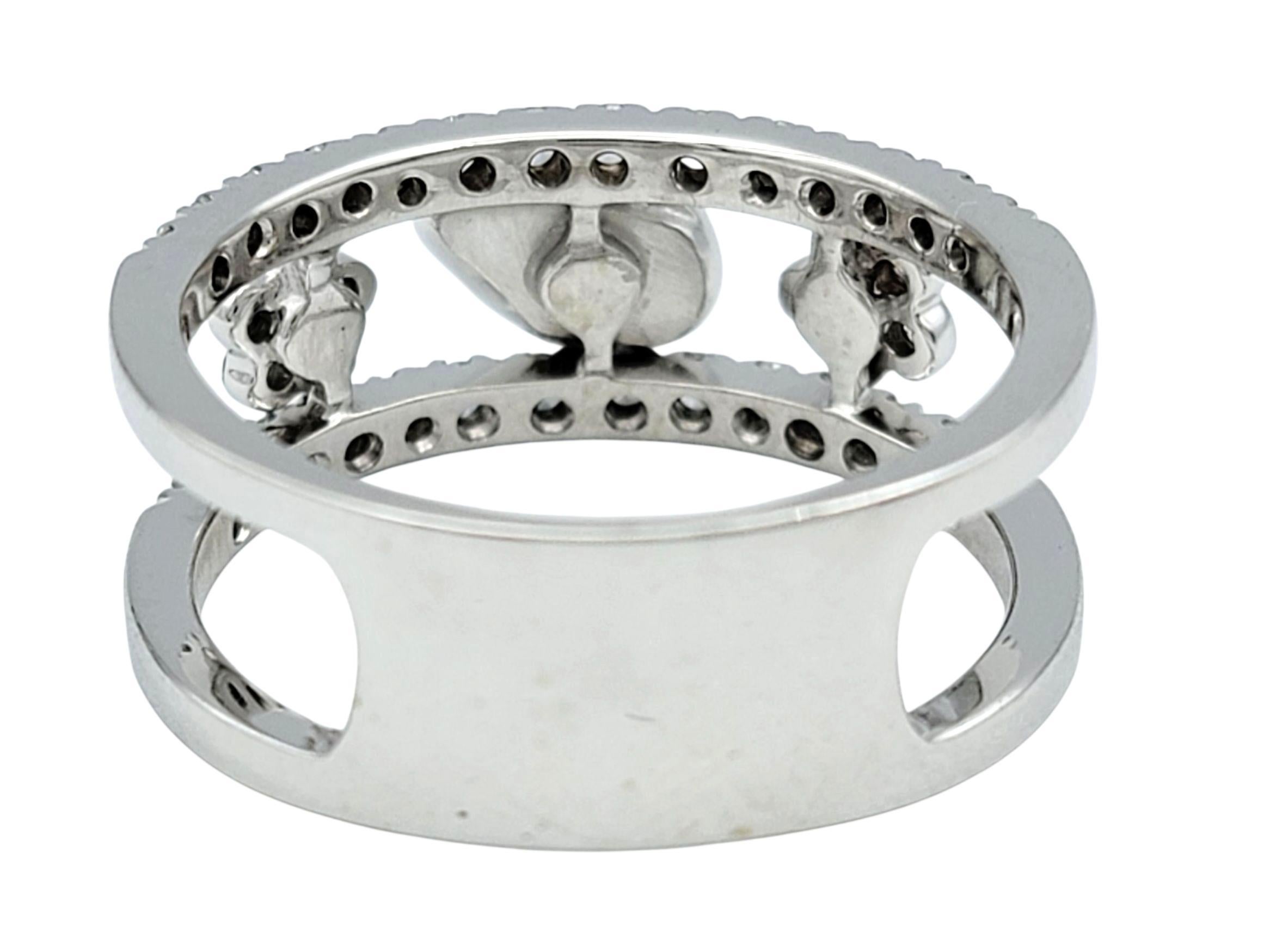 Bague à anneau fendu en or blanc 18K Pavé de fleurs en diamant et coccinelle en émail en vente 1