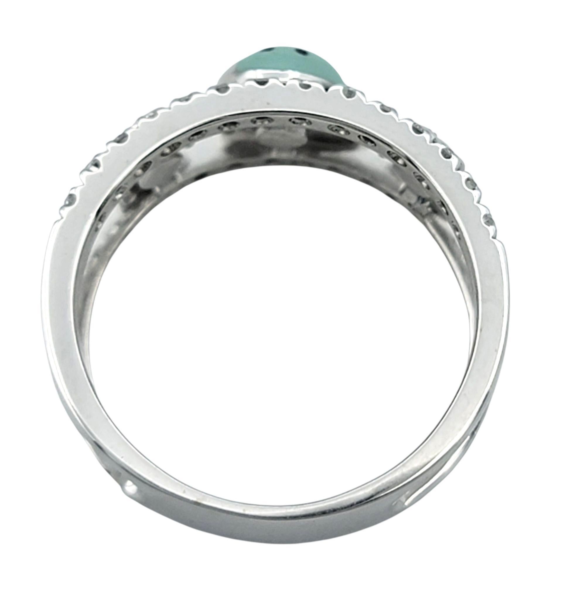 Bague à anneau fendu en or blanc 18K Pavé de fleurs en diamant et coccinelle en émail en vente 2