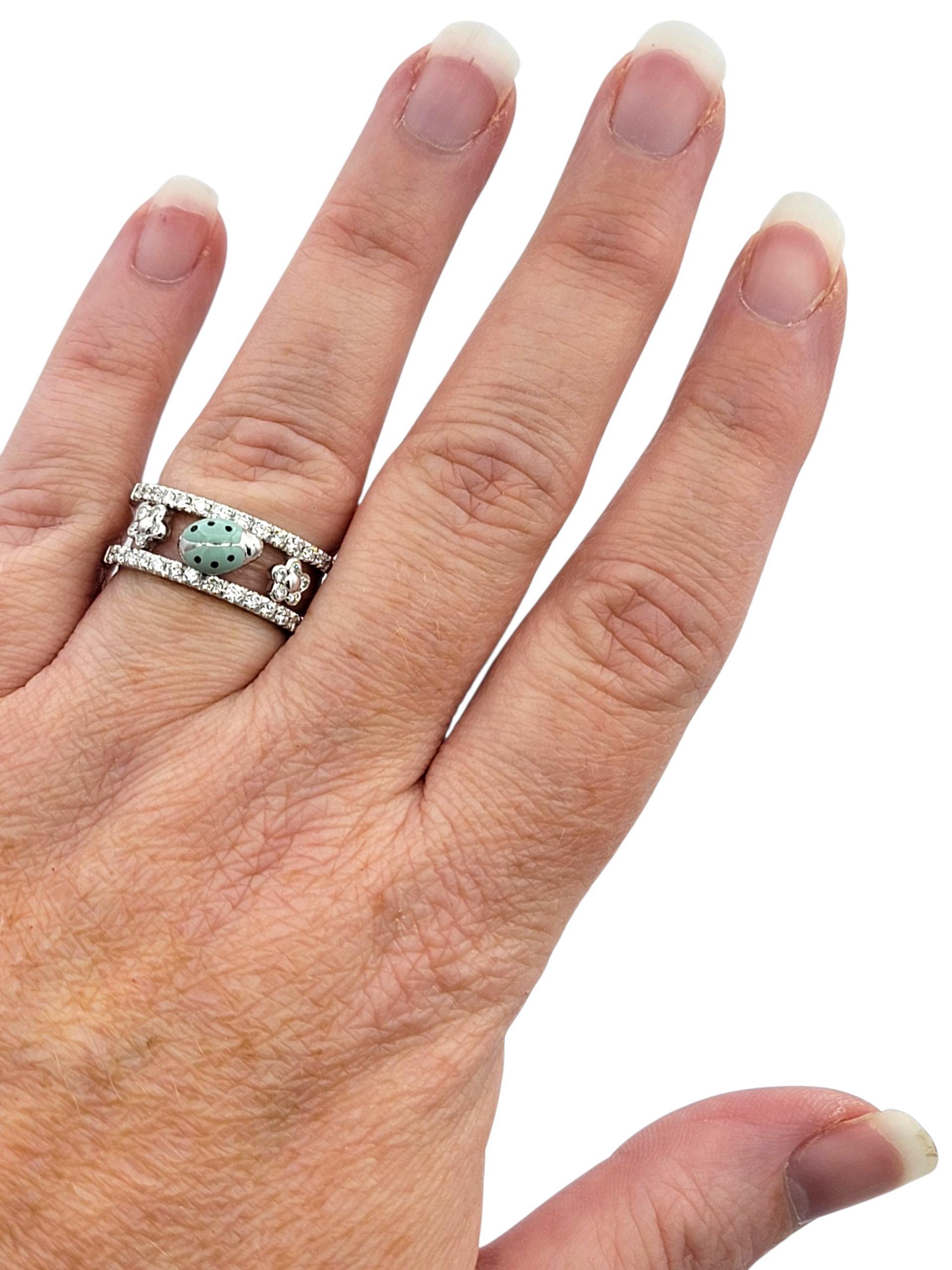 Bague à anneau fendu en or blanc 18K Pavé de fleurs en diamant et coccinelle en émail en vente 3