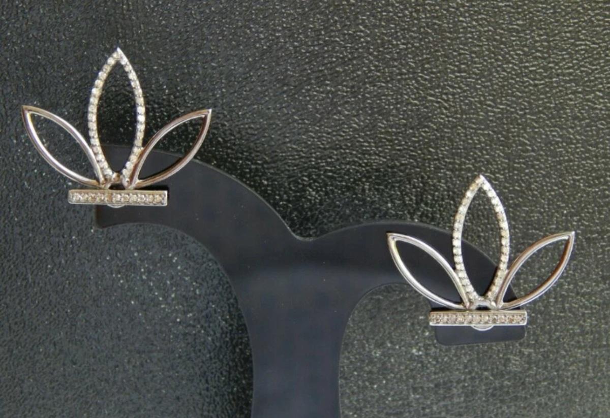 Paire de boucles d'oreilles fleurs en diamant pavé en argent 925 bijoux d'anniversaire en diamant.


Poids total en carats
1,50 ctw - 1,74 ctw
Style
Pendentif/goutte, clou
Métal de base
Argenterie sterling
Réglage du style
Pavé
Matériau
Argent 925,