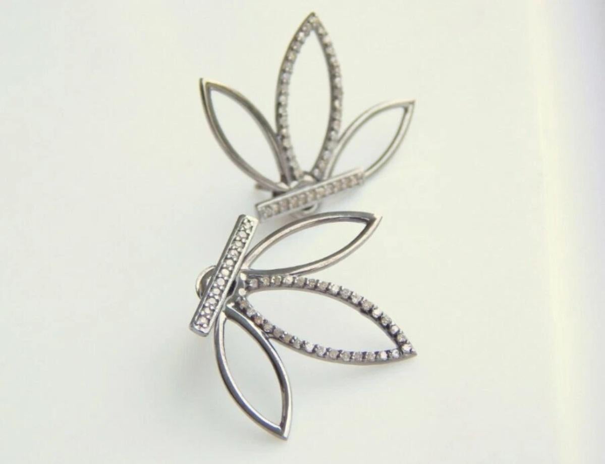 Taille ronde Paire de boucles d'oreilles fleurs en diamant pavé en argent 925 bijoux d'anniversaire en diamant. en vente