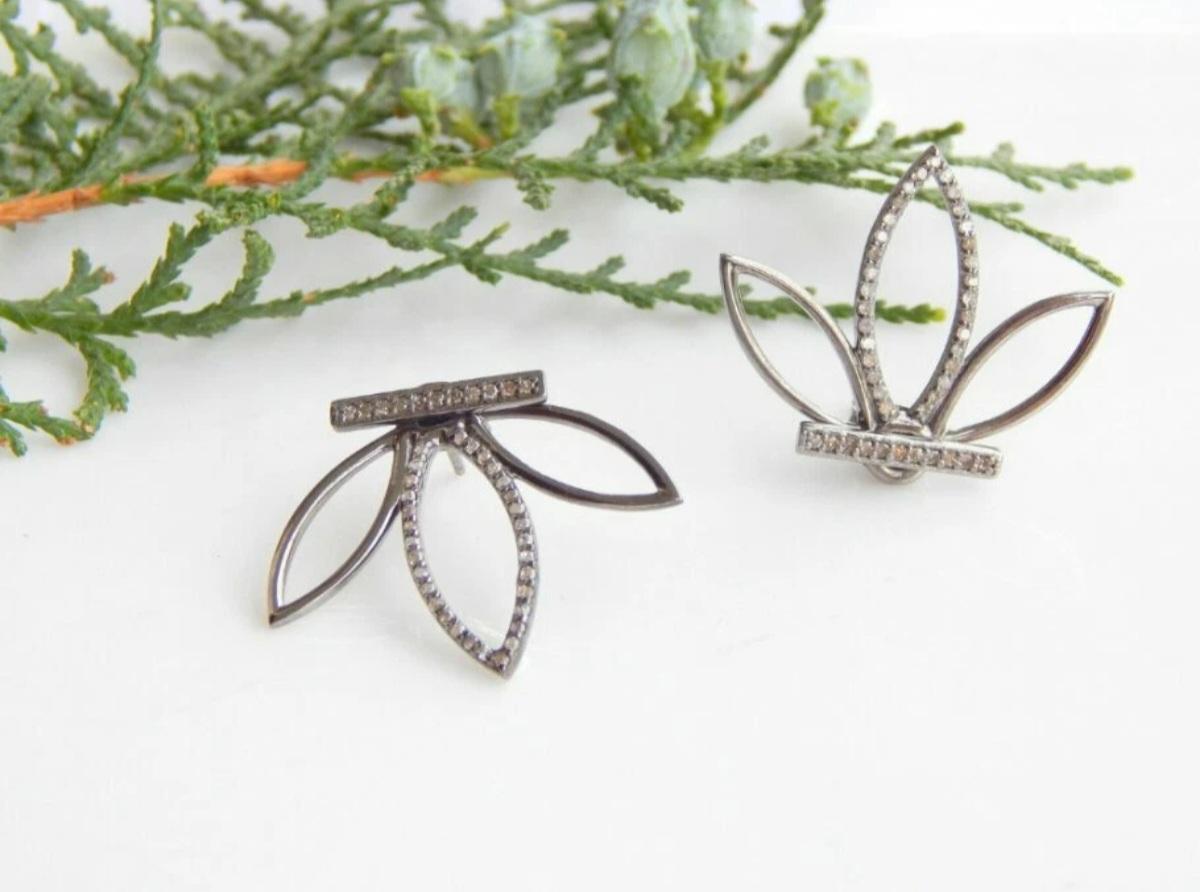 Paire de boucles d'oreilles fleurs en diamant pavé en argent 925 bijoux d'anniversaire en diamant. Neuf - En vente à Chicago, IL