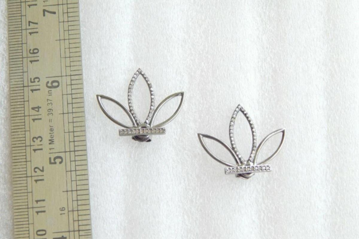 Paire de boucles d'oreilles fleurs en diamant pavé en argent 925 bijoux d'anniversaire en diamant. Pour femmes en vente