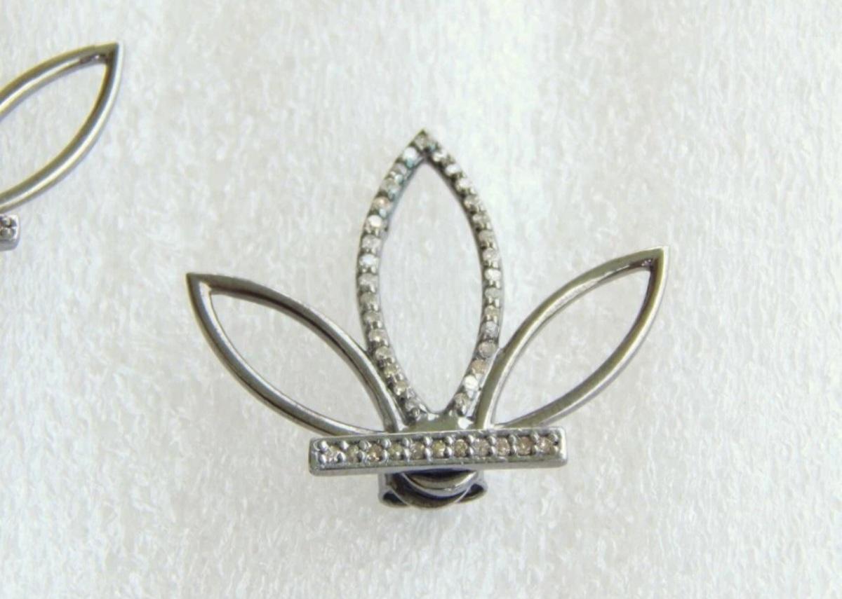 Paire de boucles d'oreilles fleurs en diamant pavé en argent 925 bijoux d'anniversaire en diamant. en vente 1