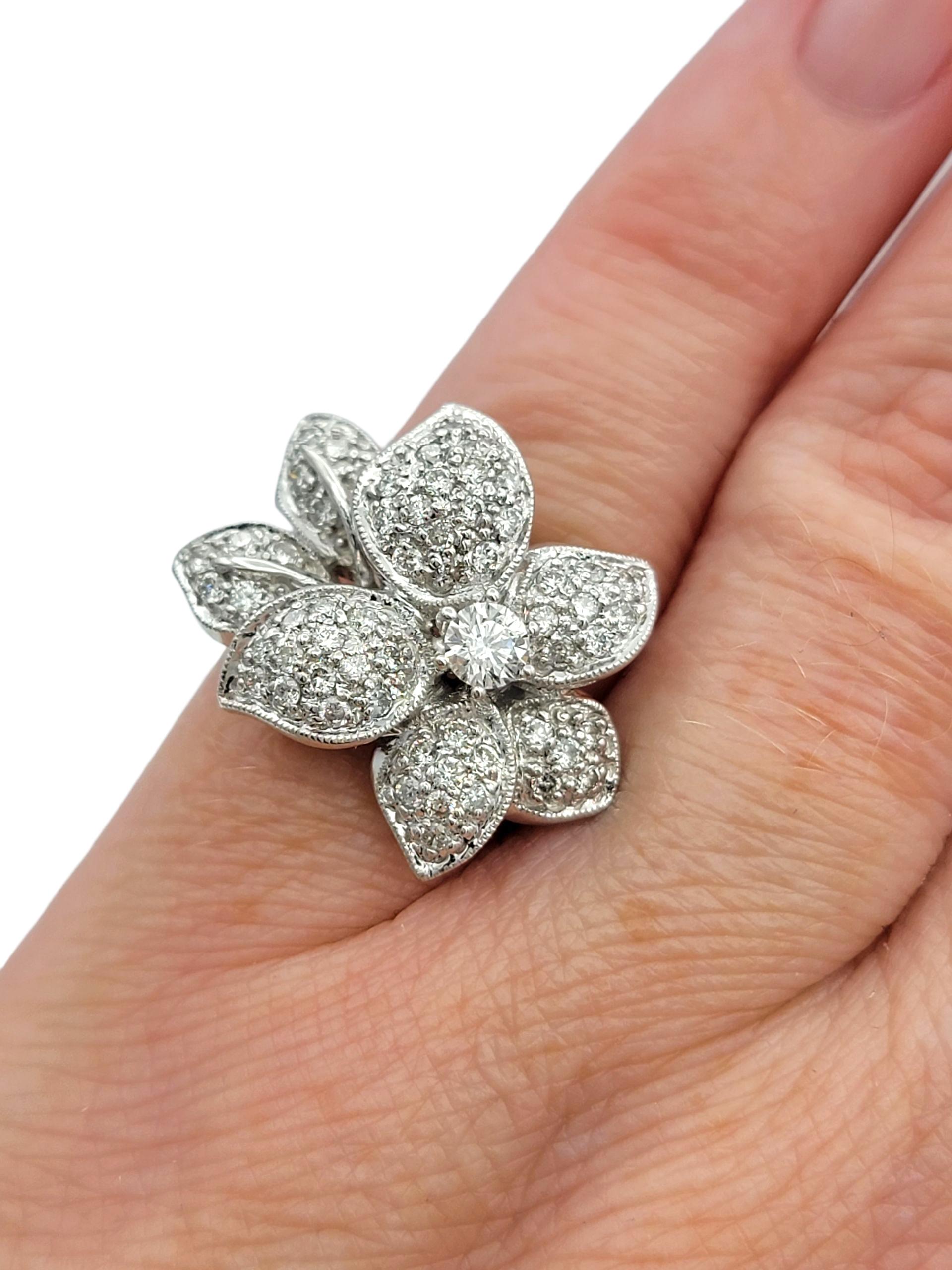 Bague cocktail en or blanc 18 carats pavé de diamants avec motif de fleur en vente 4