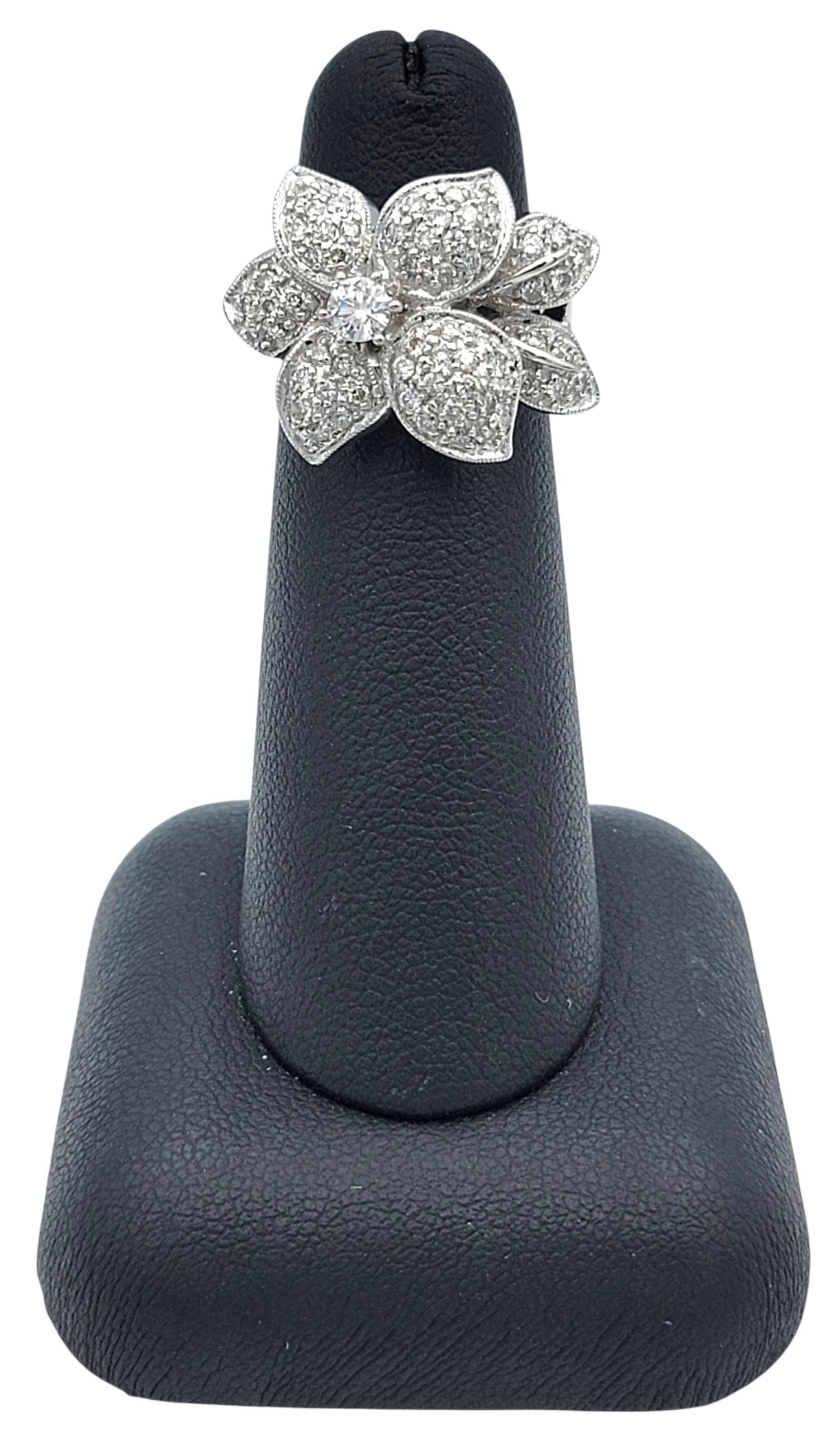 Bague cocktail en or blanc 18 carats pavé de diamants avec motif de fleur en vente 5