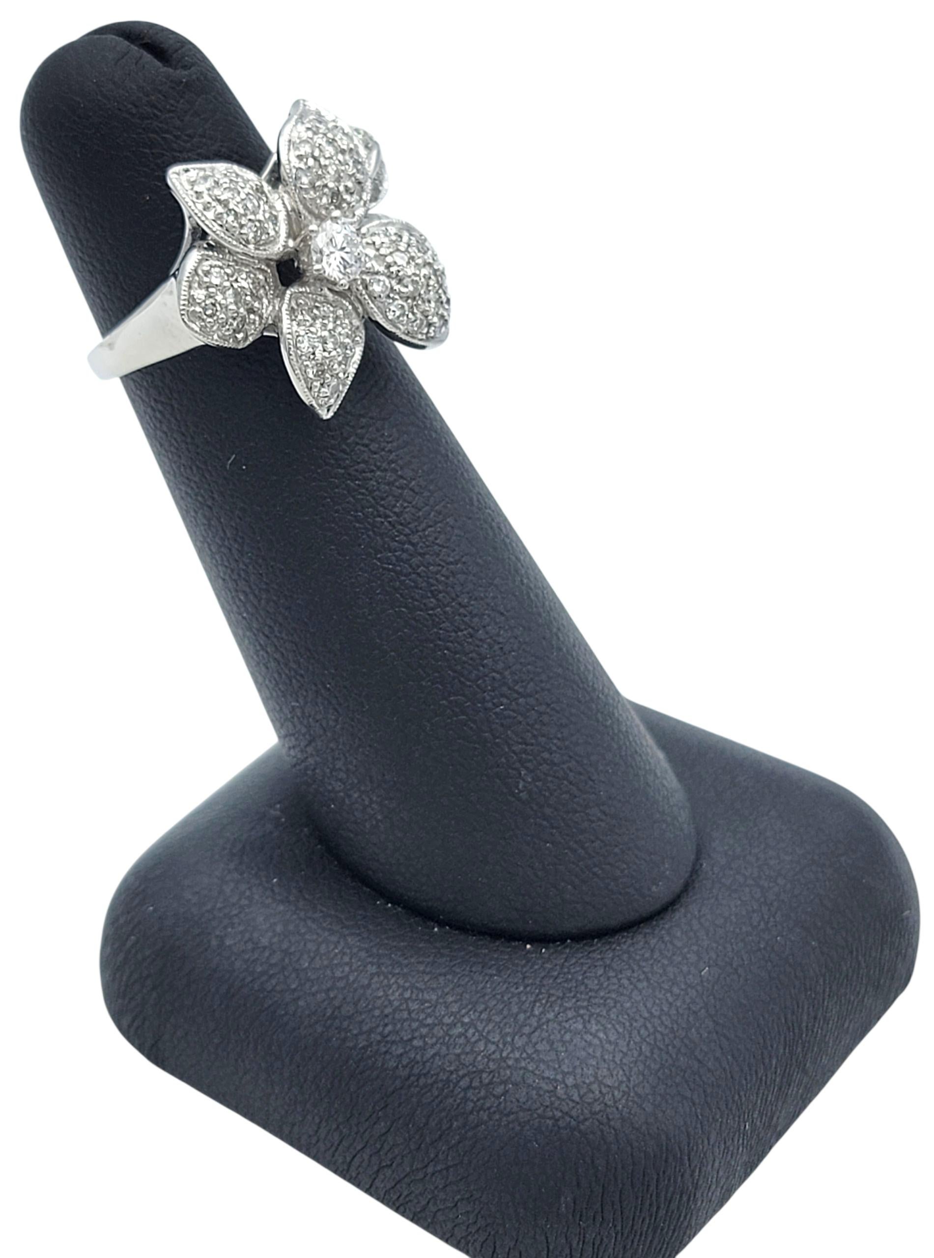 Bague cocktail en or blanc 18 carats pavé de diamants avec motif de fleur en vente 6