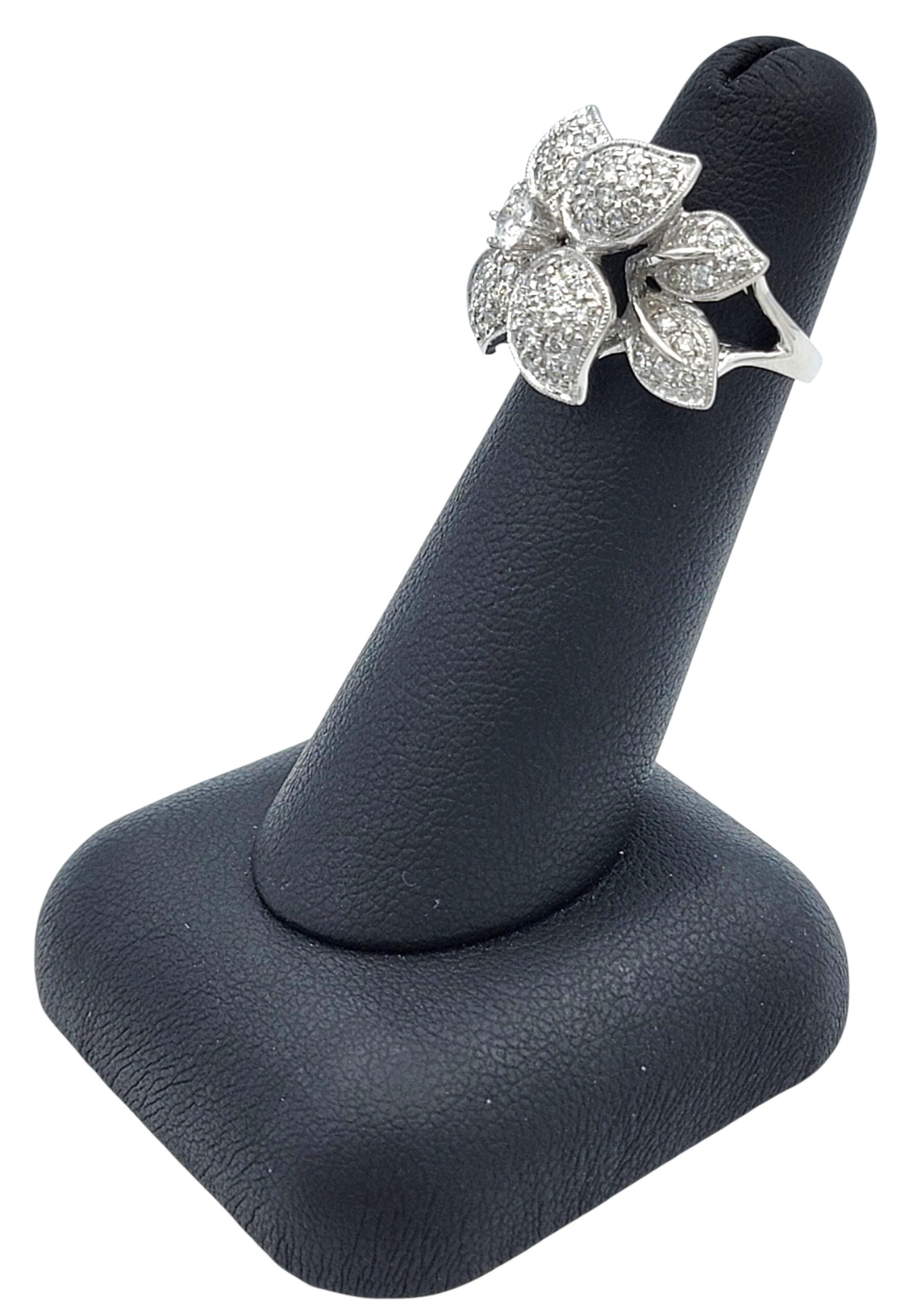 Bague cocktail en or blanc 18 carats pavé de diamants avec motif de fleur en vente 7