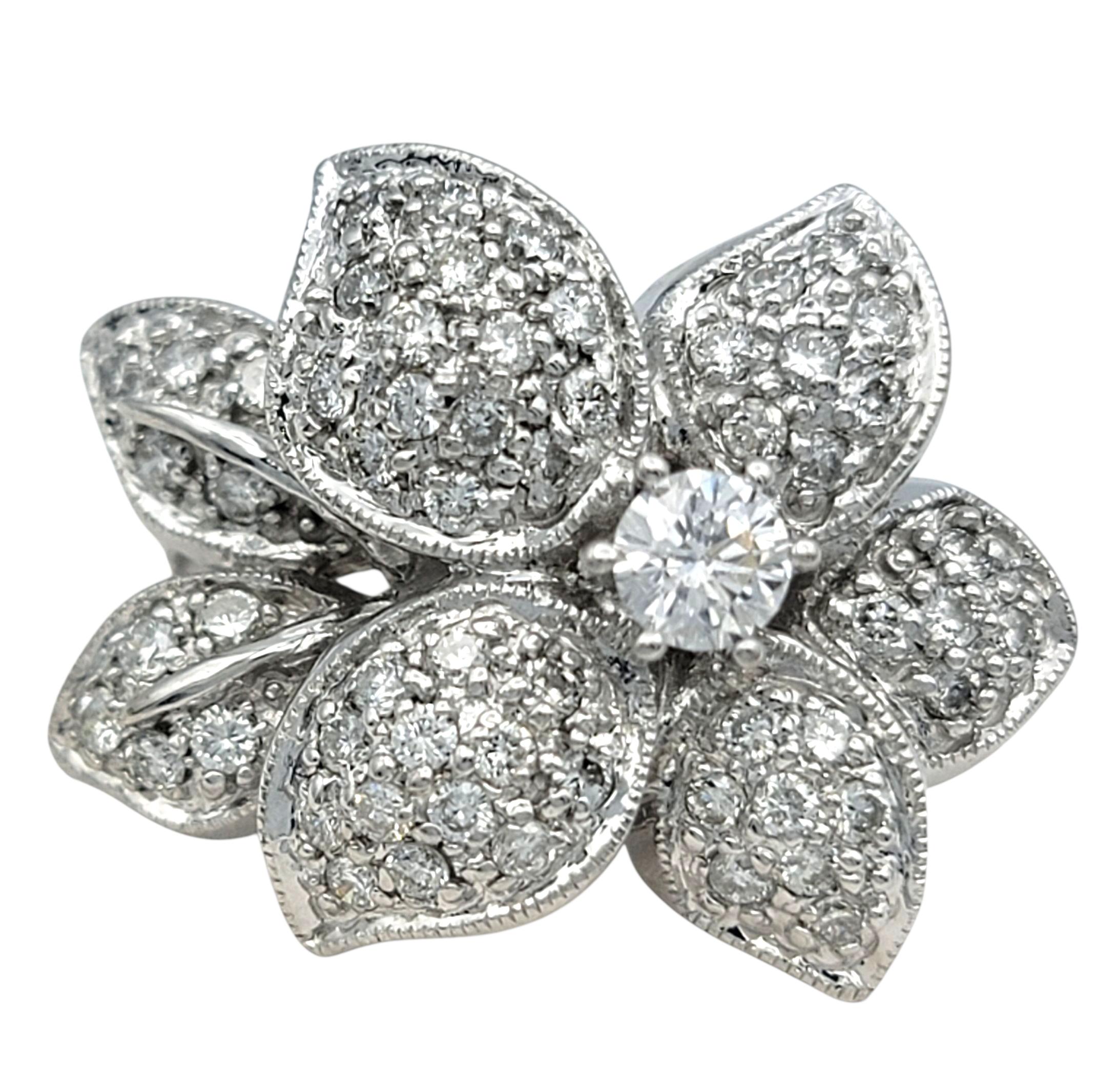 Taille de l'anneau : 4.25

Cette bague exquise est conçue dans la forme gracieuse d'une fleur épanouie, ses pétales étincelant d'une tapisserie de diamants qui capturent et reflètent la lumière à chaque mouvement. Le design en couches confère à la