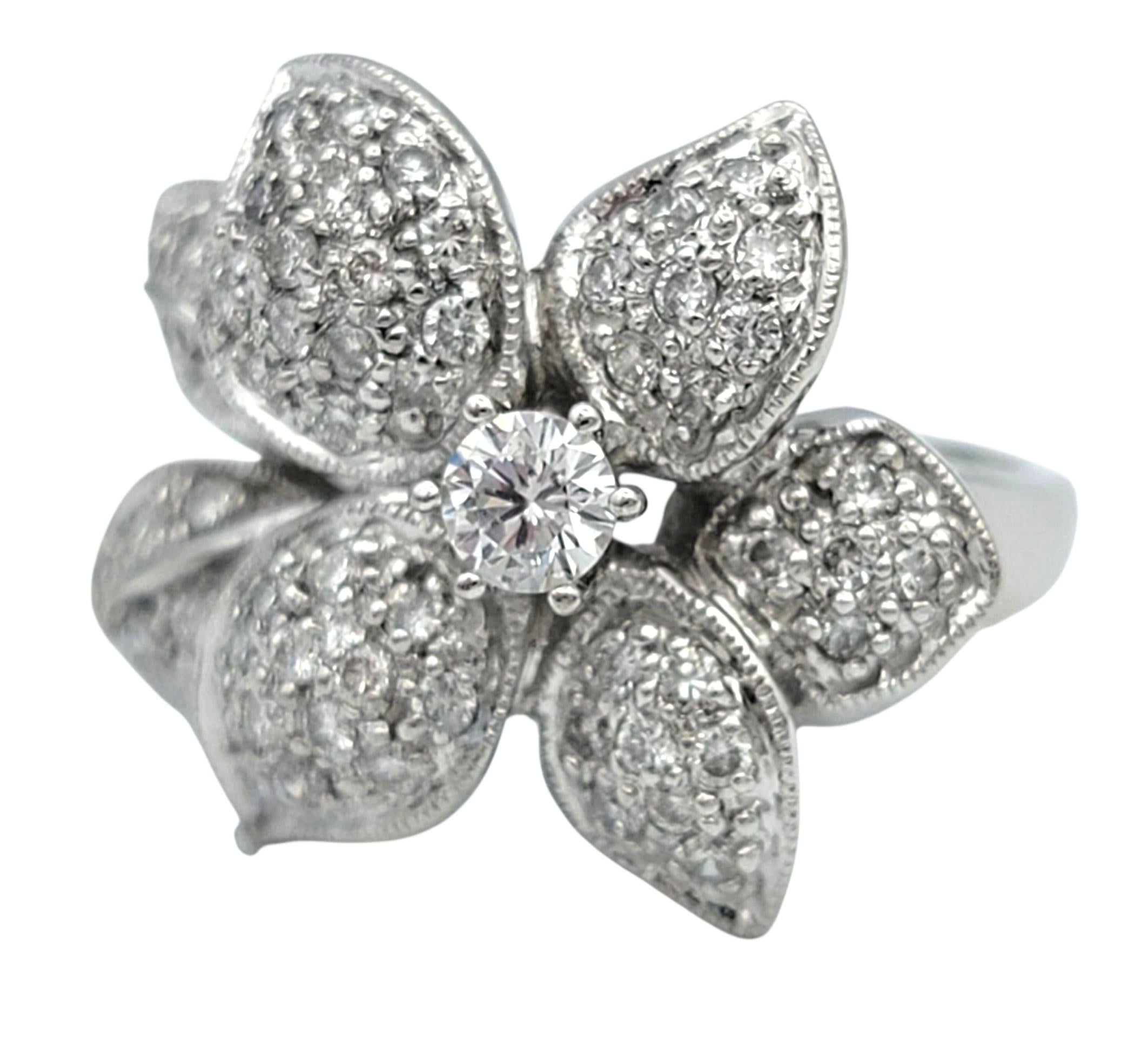 Contemporain Bague cocktail en or blanc 18 carats pavé de diamants avec motif de fleur en vente
