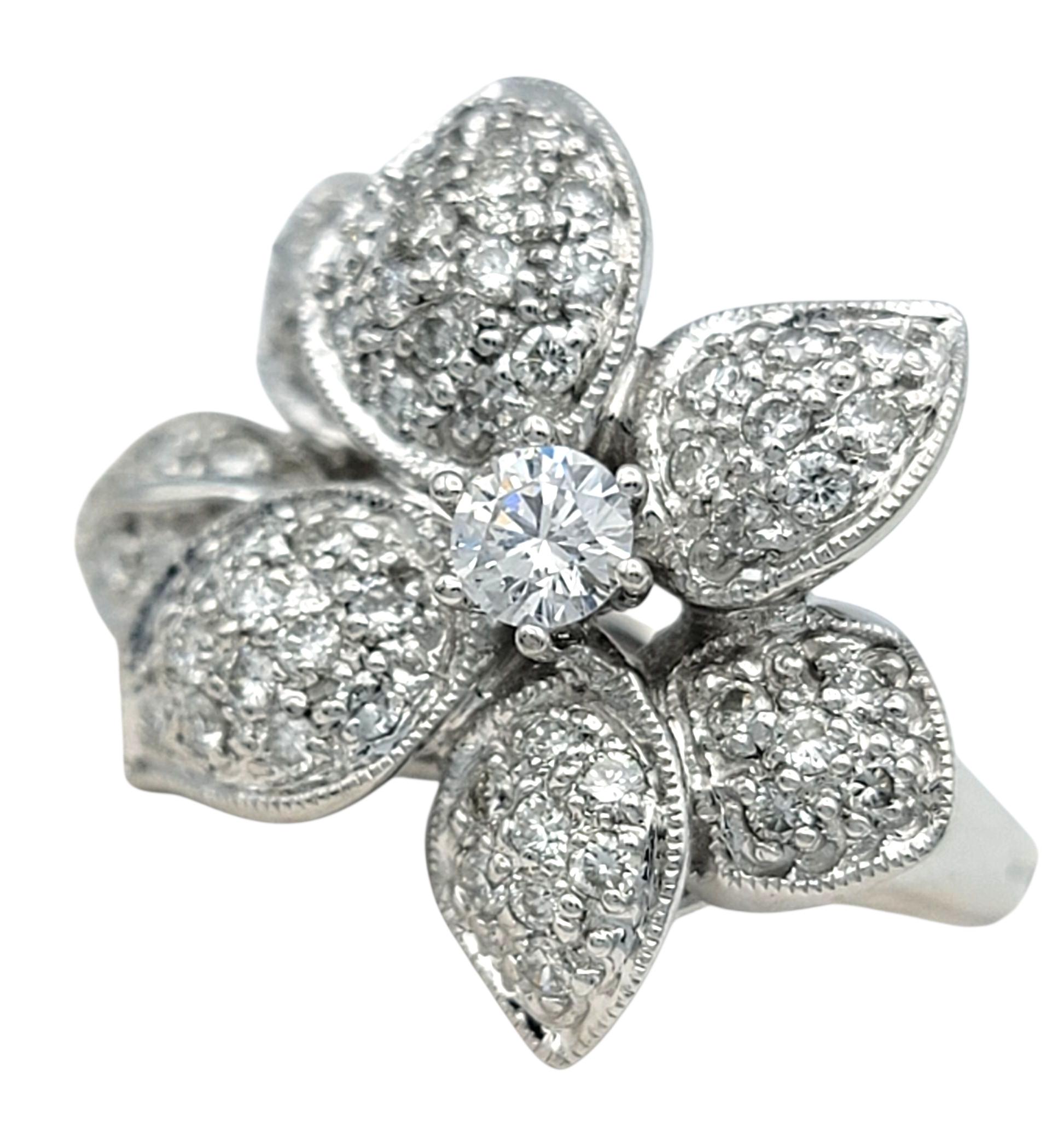Taille ronde Bague cocktail en or blanc 18 carats pavé de diamants avec motif de fleur en vente