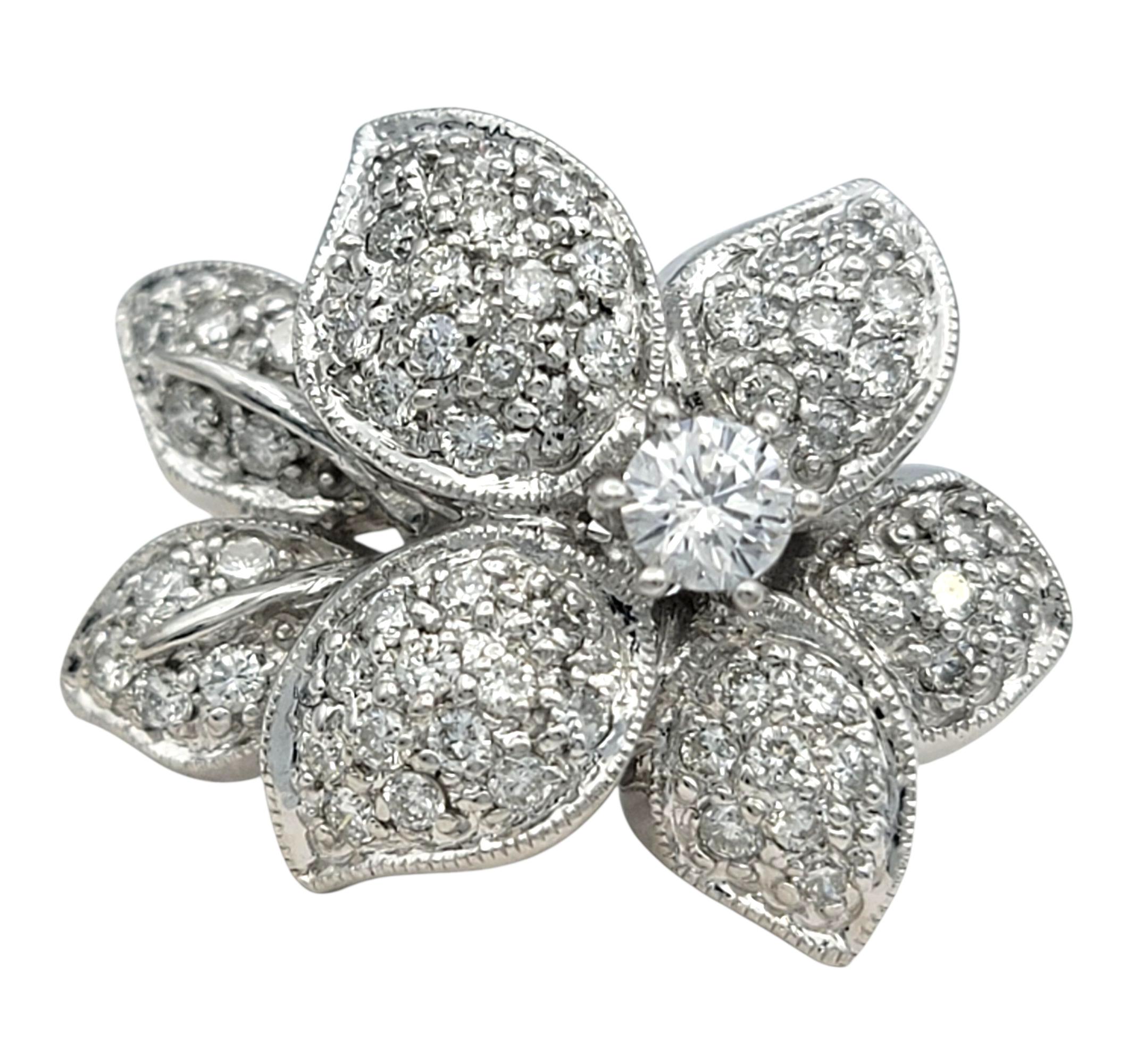 Bague cocktail en or blanc 18 carats pavé de diamants avec motif de fleur Bon état - En vente à Scottsdale, AZ