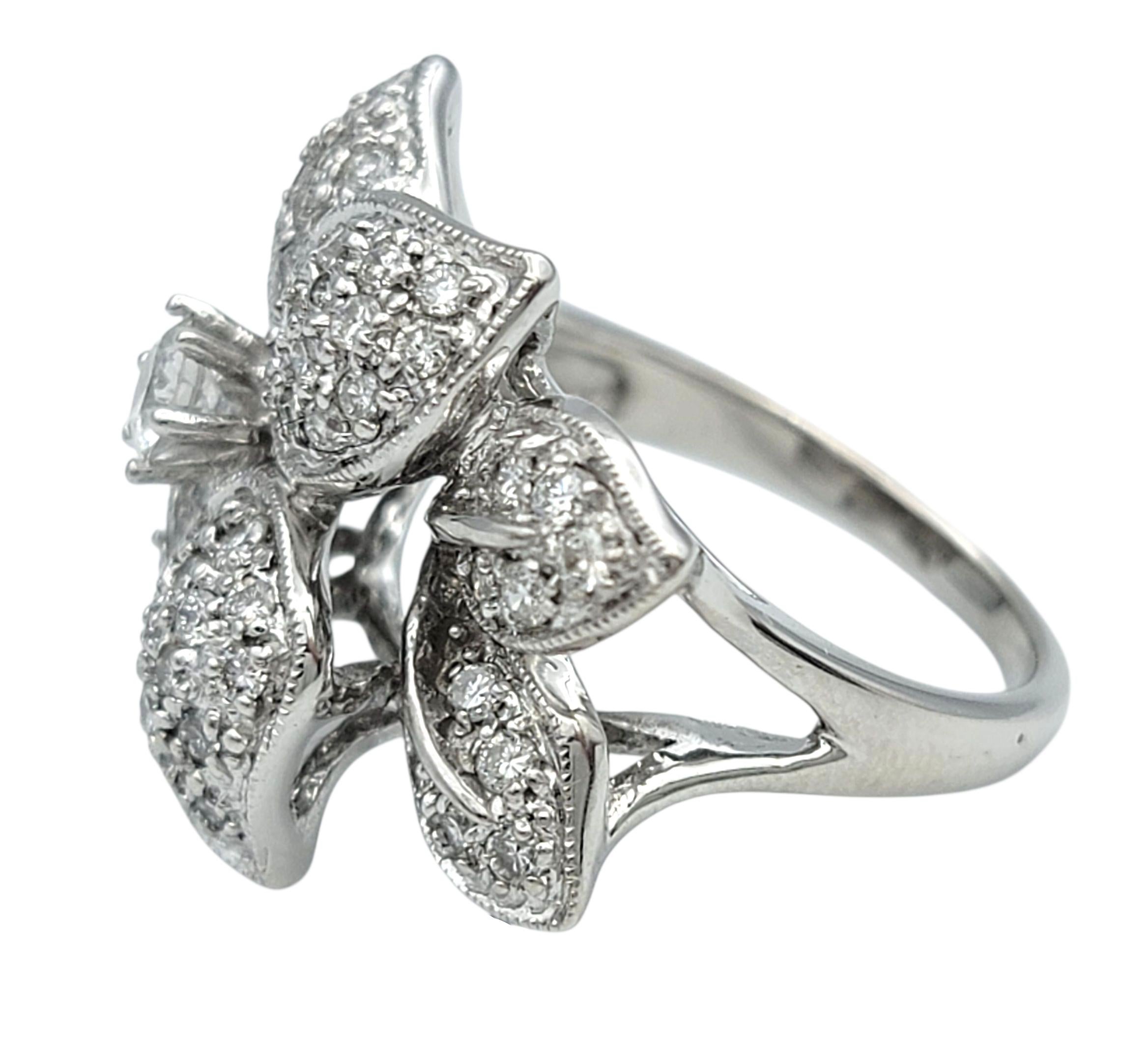 Bague cocktail en or blanc 18 carats pavé de diamants avec motif de fleur en vente 1
