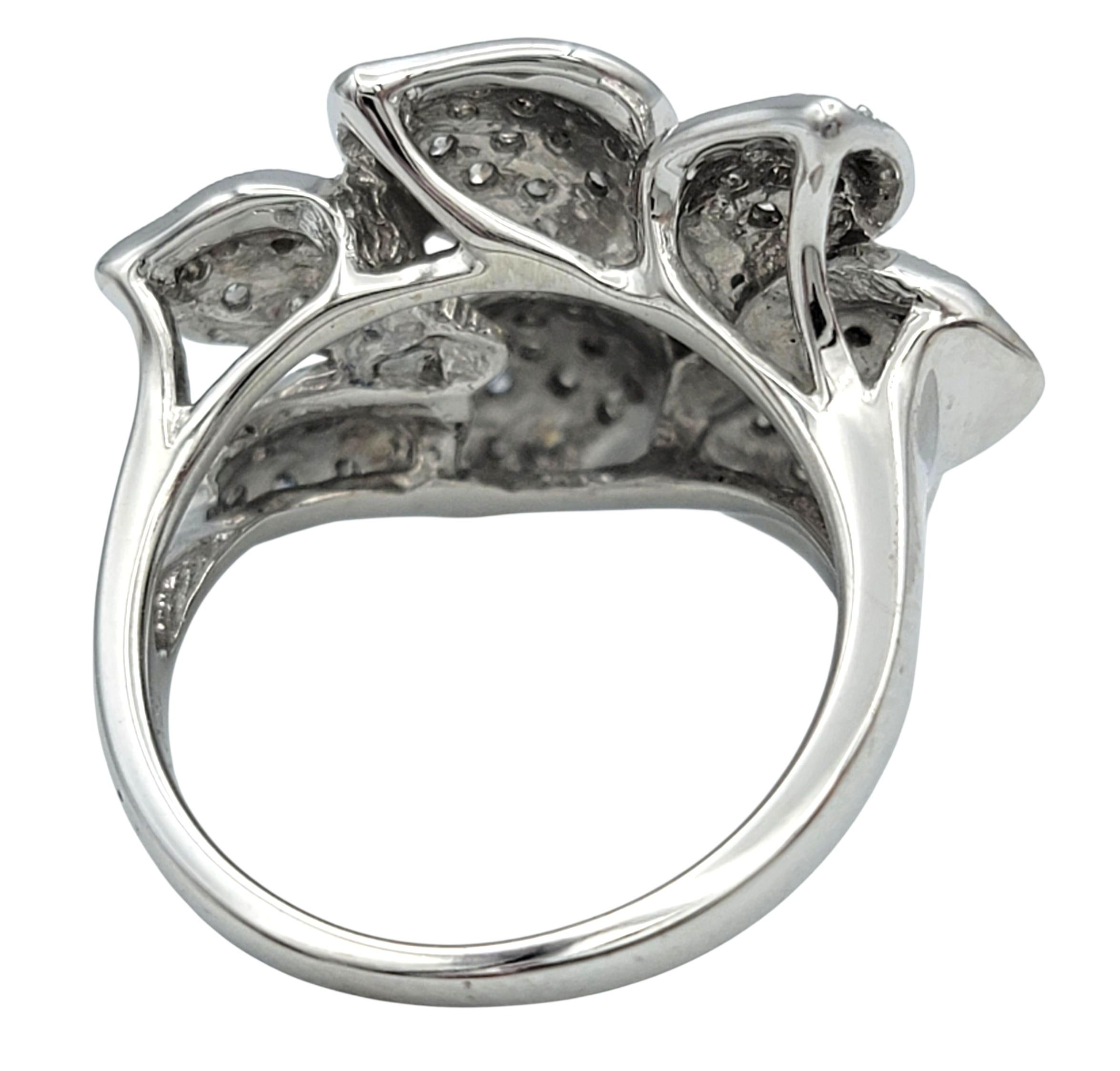 Bague cocktail en or blanc 18 carats pavé de diamants avec motif de fleur en vente 2