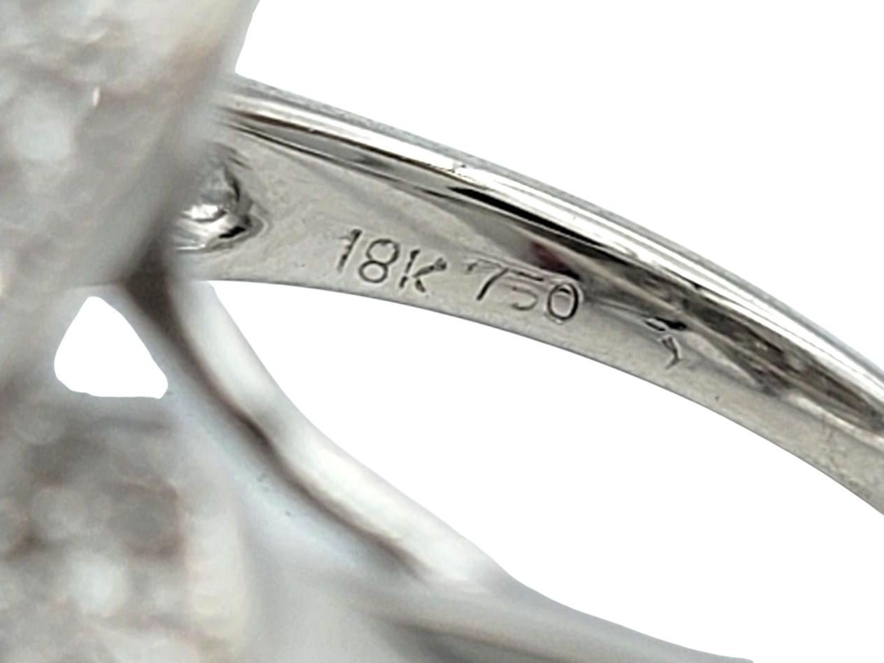Bague cocktail en or blanc 18 carats pavé de diamants avec motif de fleur en vente 3