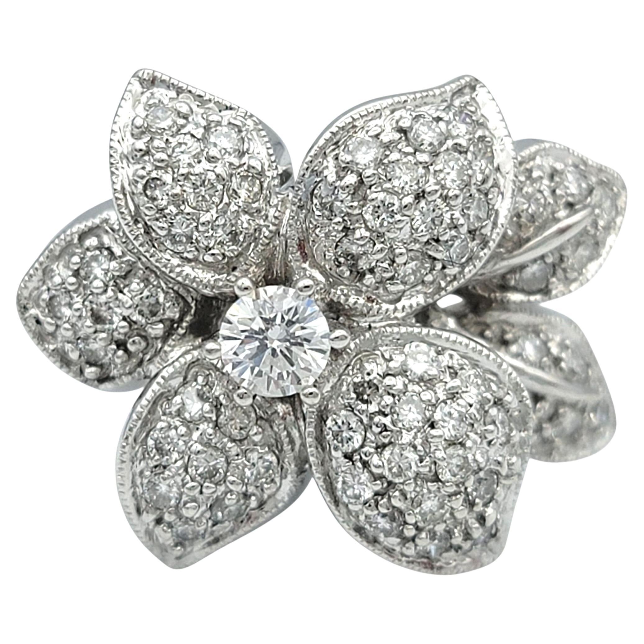 Bague cocktail en or blanc 18 carats pavé de diamants avec motif de fleur