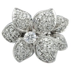 Bague cocktail en or blanc 18 carats pavé de diamants avec motif de fleur