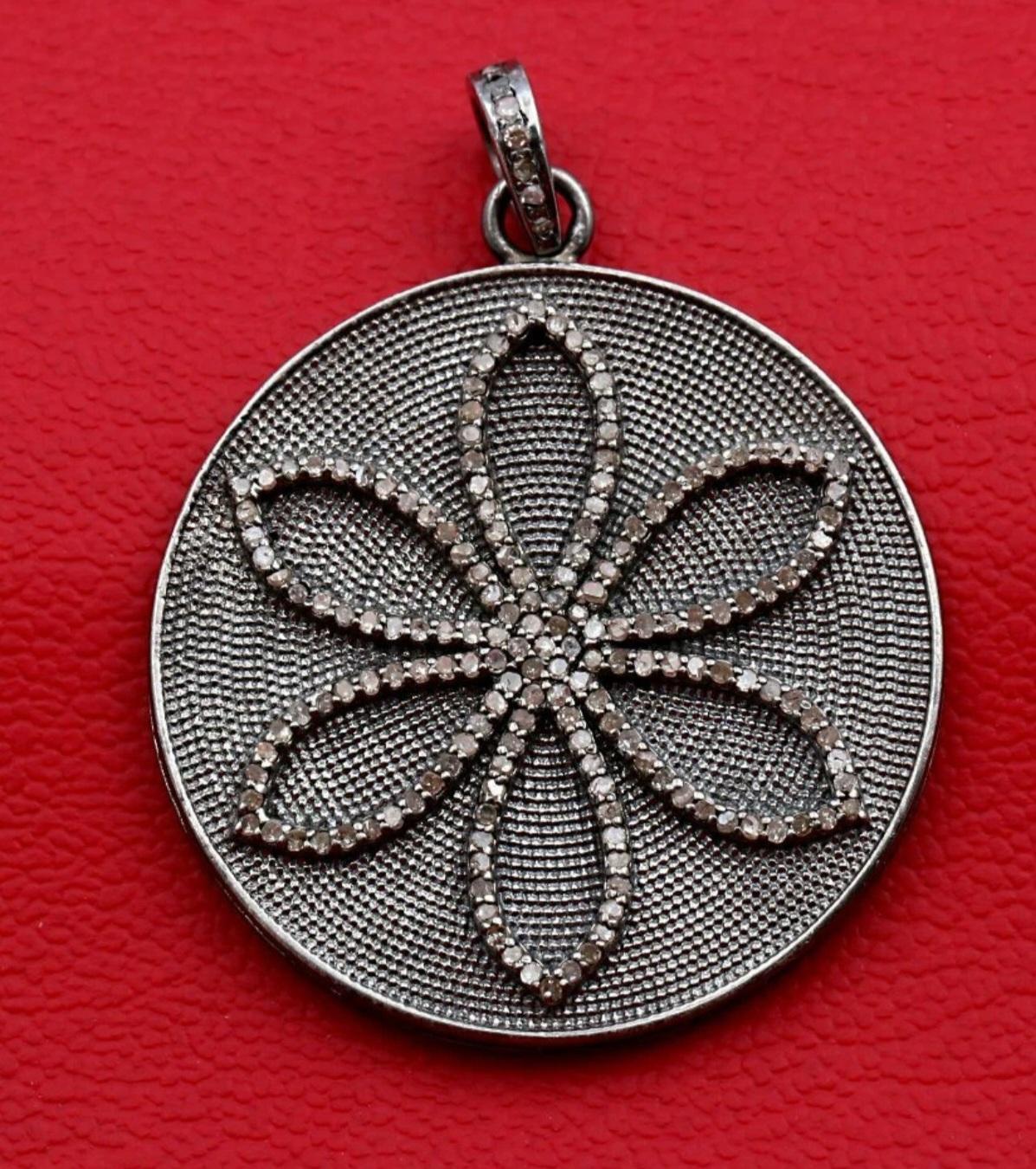 Ciondolo a fiore con diamante Pave in argento 925 Ciondolo con diamante a cerchio Regalo di San Valentino. In condizioni Nuovo in vendita a Chicago, IL