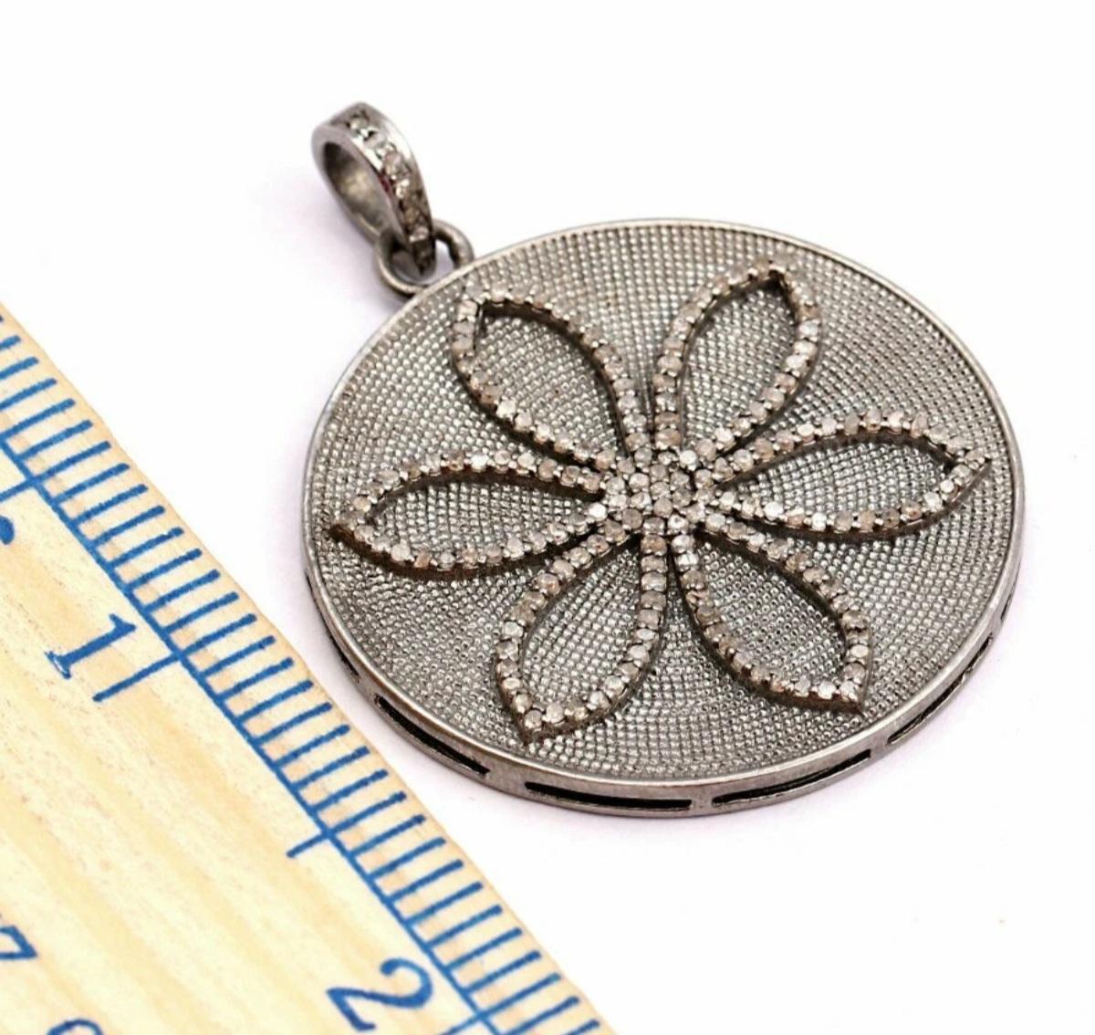 Ciondolo a fiore con diamante Pave in argento 925 Ciondolo con diamante a cerchio Regalo di San Valentino. in vendita 1