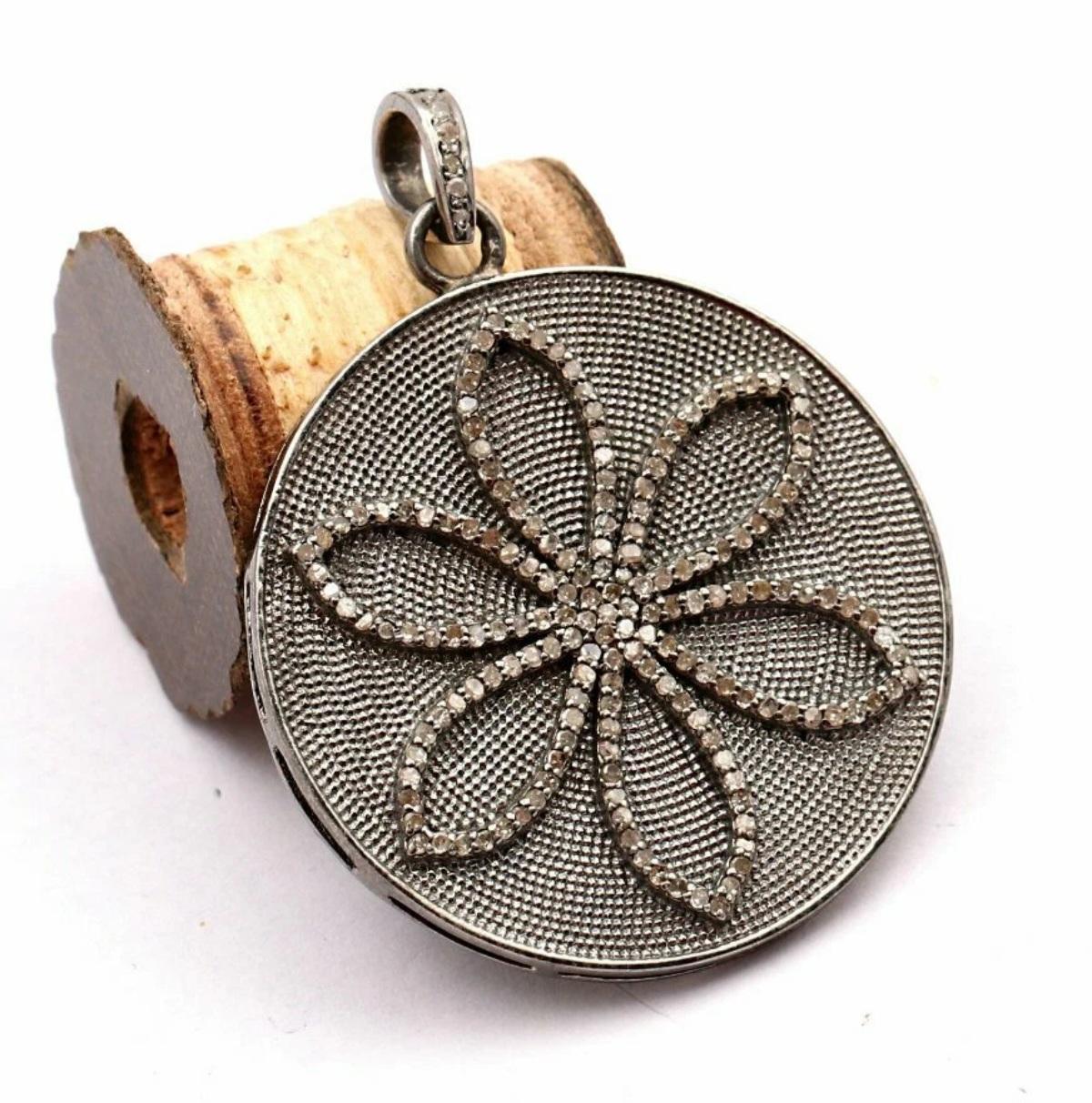 Ciondolo a fiore con diamante Pave in argento 925 Ciondolo con diamante a cerchio Regalo di San Valentino. in vendita 2