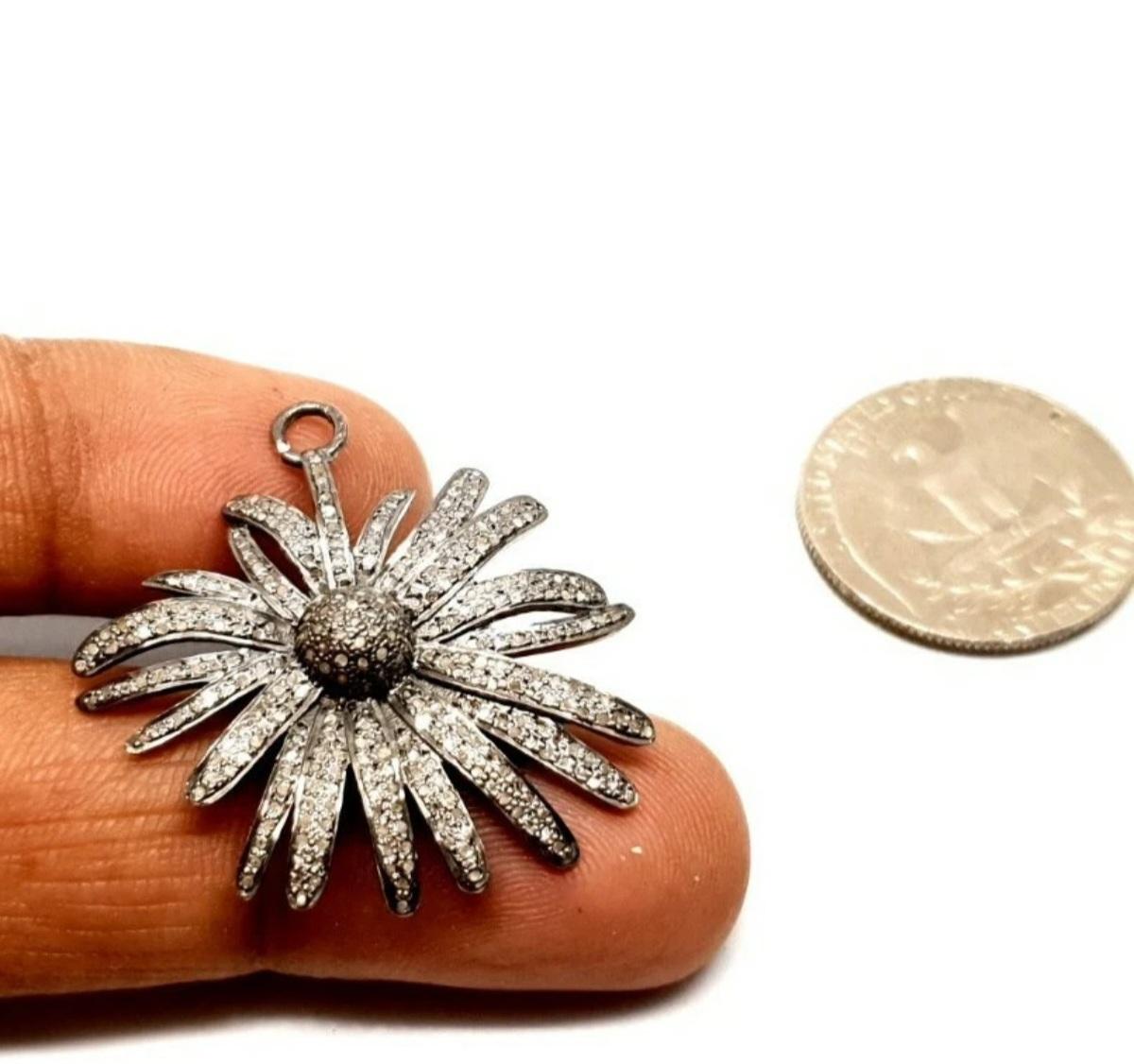 Taglio rotondo Ciondolo con fiore di diamante Pave Sparkle Ciondolo in argento 925 Gioielli con diamanti in vendita