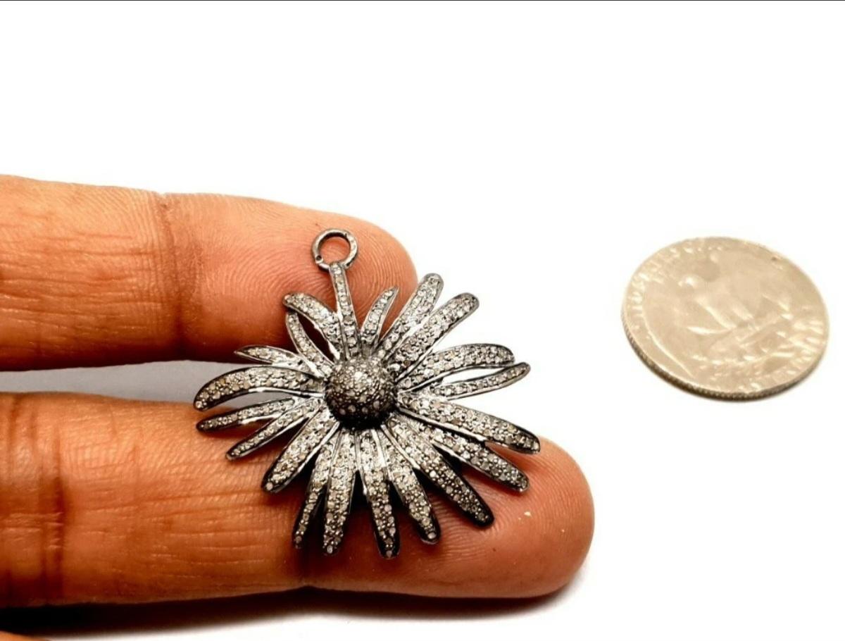 Ciondolo con fiore di diamante Pave Sparkle Ciondolo in argento 925 Gioielli con diamanti In condizioni Nuovo in vendita a Chicago, IL