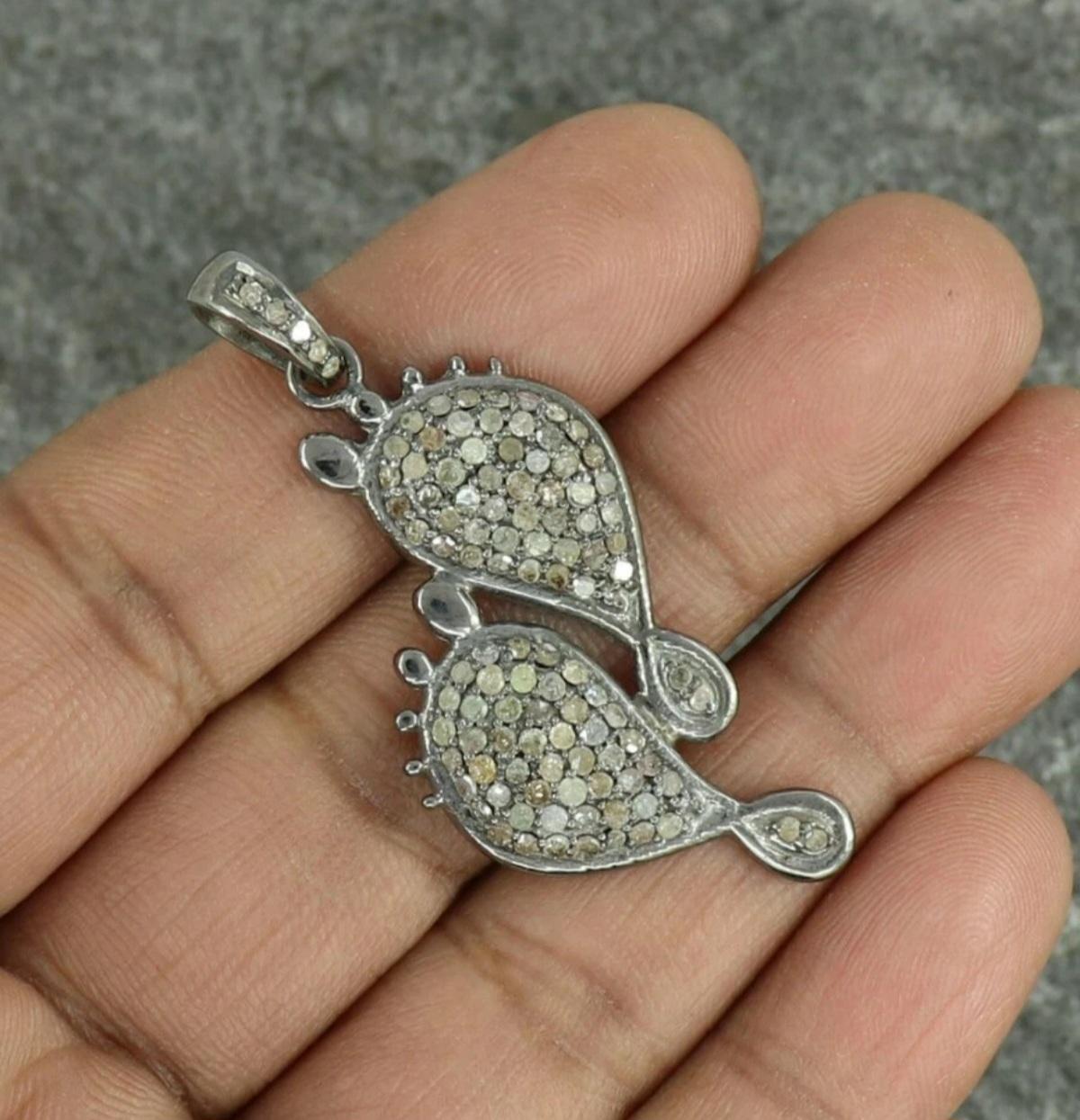 Pendentif Pave Diamond Footprint en argent 925 Pendentif de Noël pour couple avec diamants Cadeau. Unisexe en vente