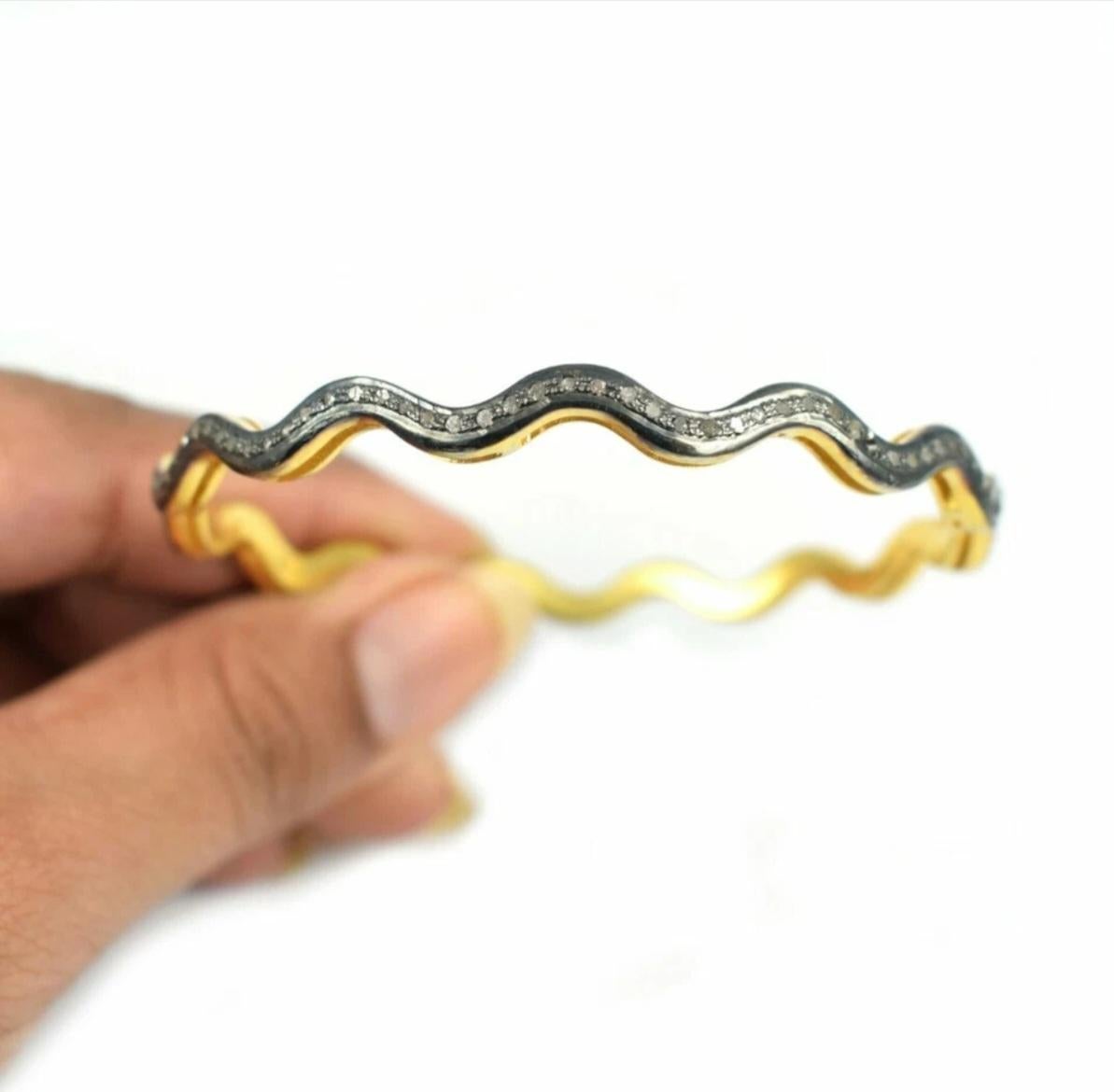Bracciale con diamanti Pave Bangle fatto a mano in argento 925 Bangle moderno con diamanti. In condizioni Nuovo in vendita a Chicago, IL